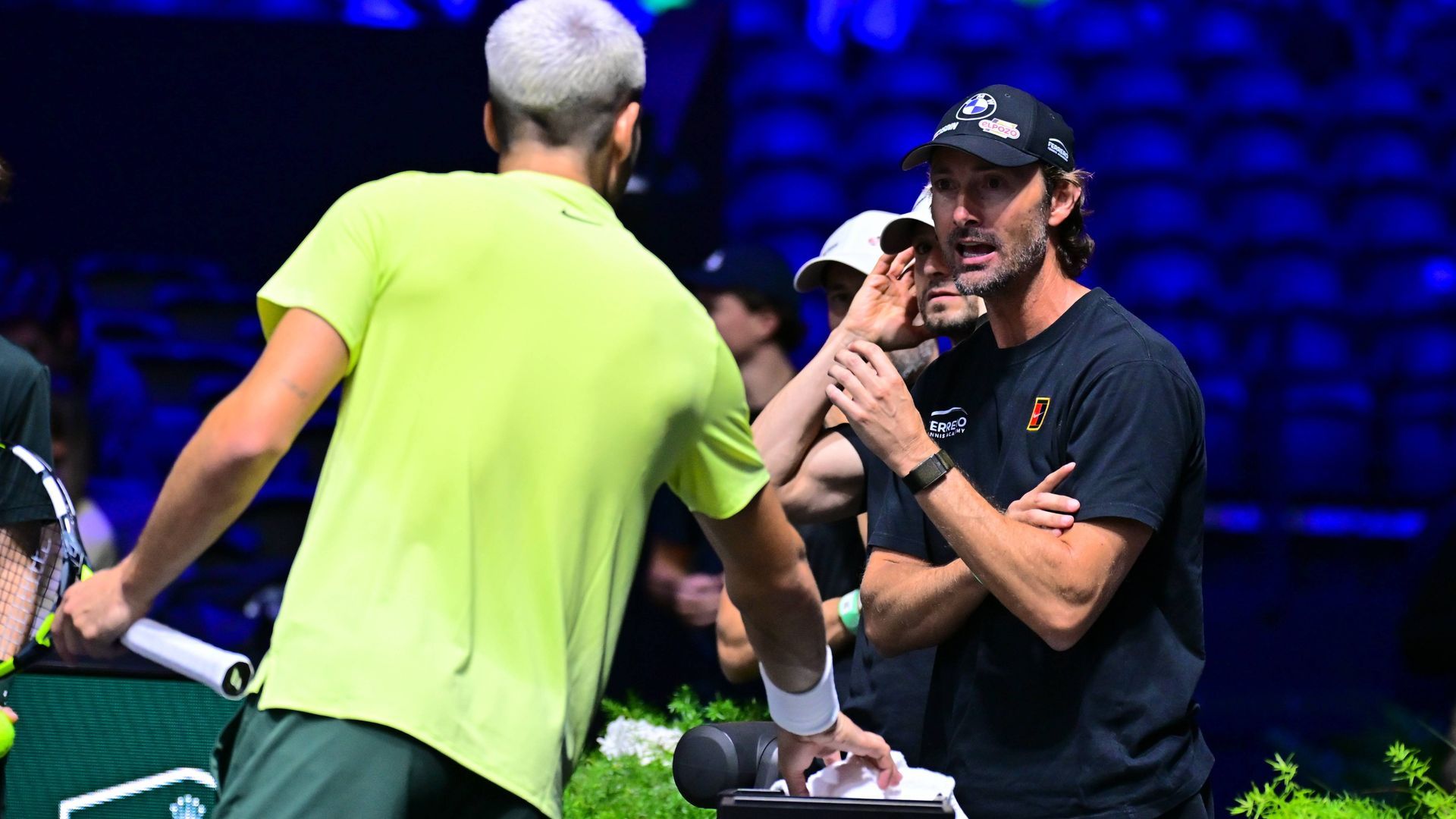 Juan Carlos Ferrero habla con Carlos Alcaraz en un partido