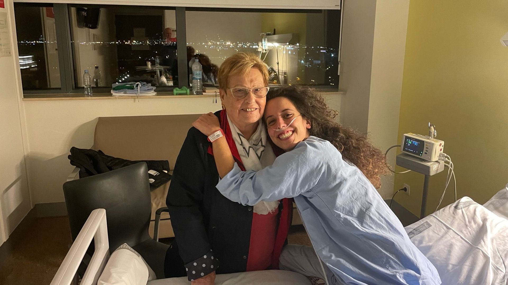 Julia junto a un familiar en el hospital