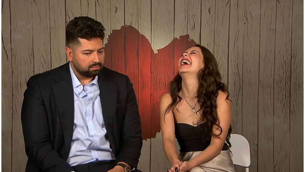 La incredulidad de una soltera de 'First Dates' a la respuesta de su cita al besarse: "Pensé que te estabas tapando algo"