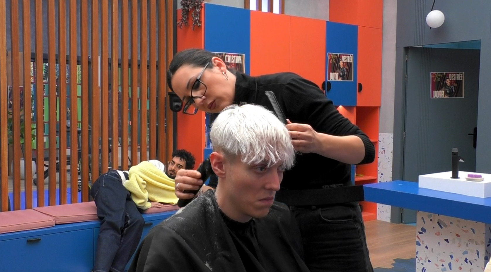 La peluquera rapando a Raúl