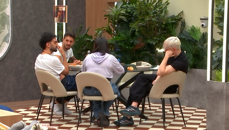 Los cuatro finalistas comiendo