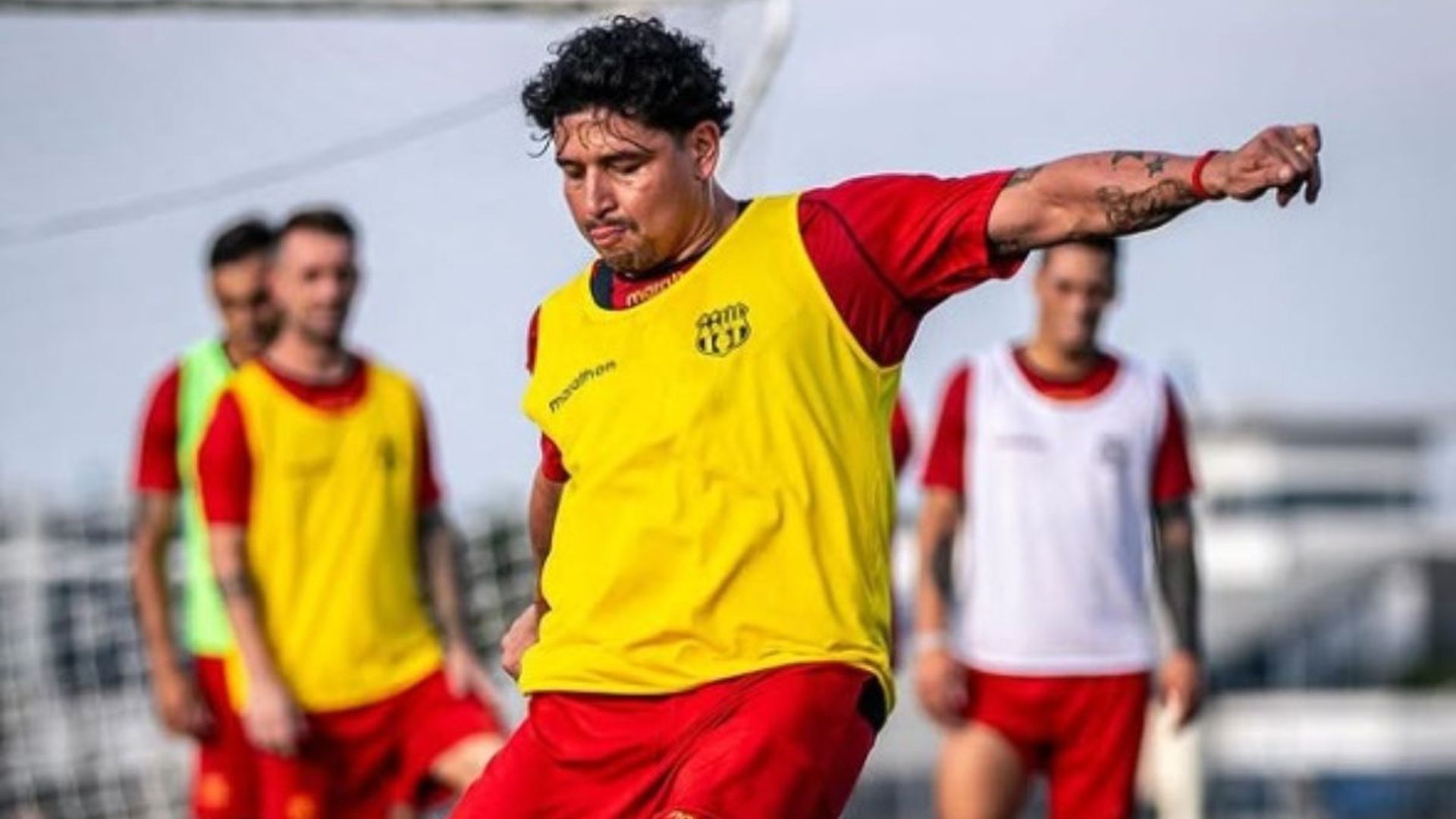 Mario Pineida, durante un entrenamiento con el Barcelona Sporting. Mario Pineida, durante un entrenamiento con el Barcelona Sporting.