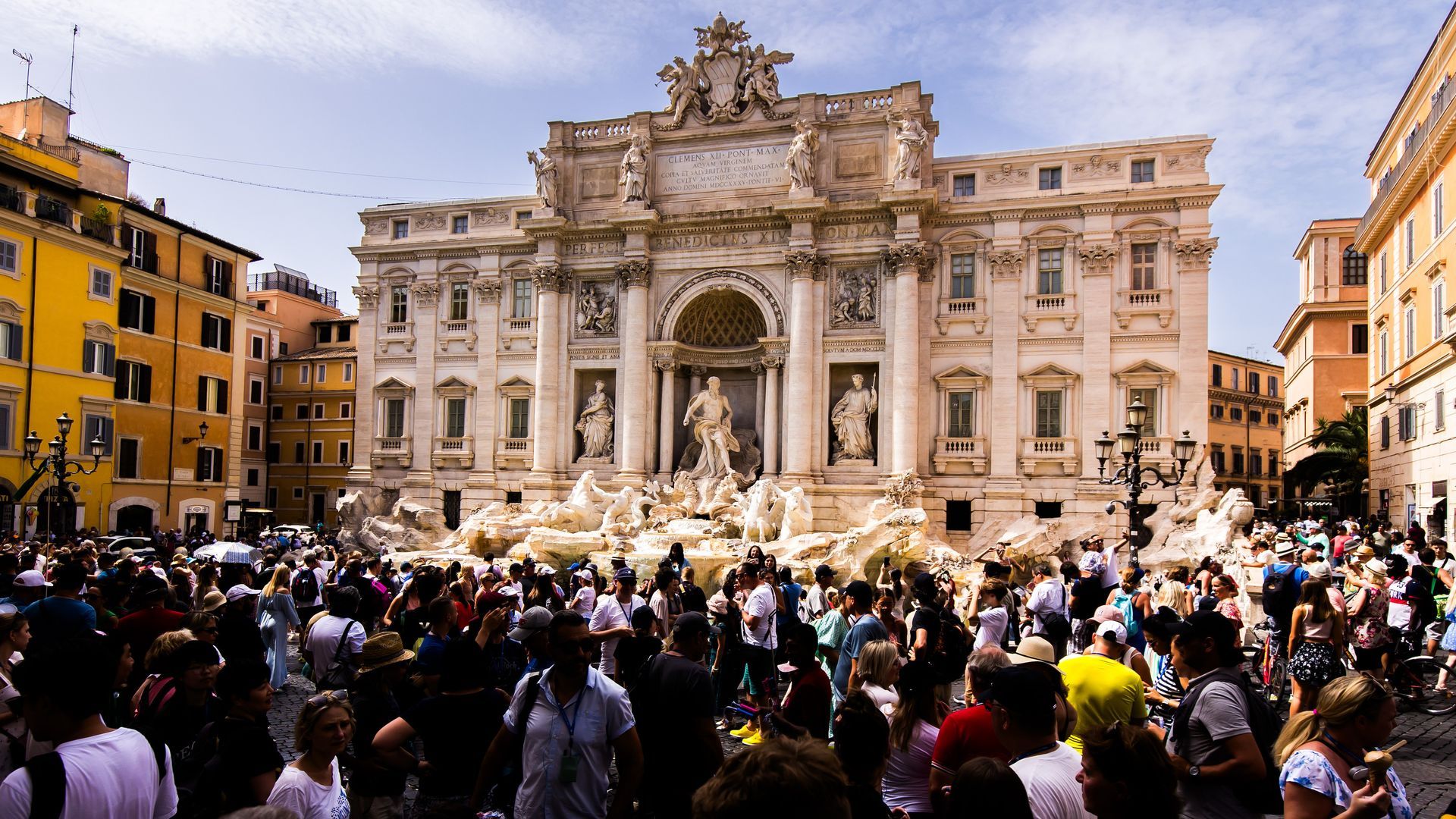 Masificación en la Fontana de Trevi Masificación en la Fontana de Trevi