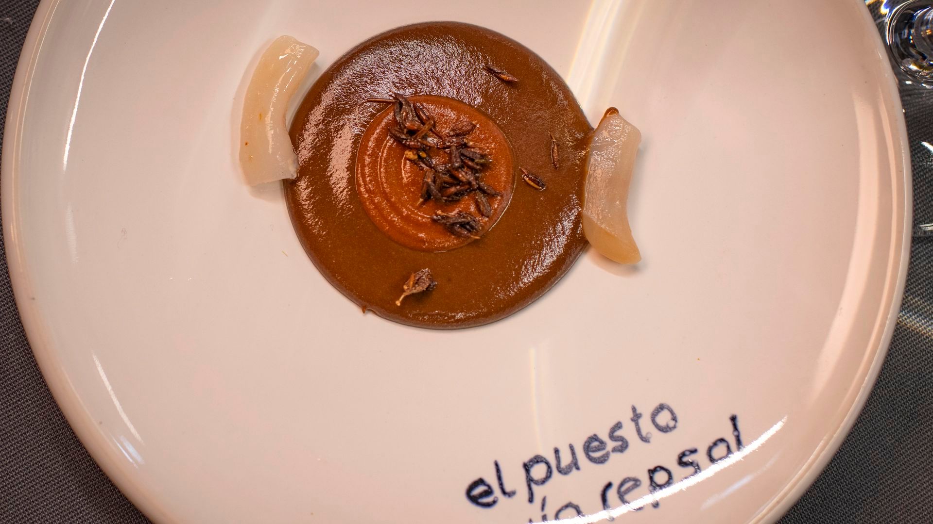 Muergos sobre guiso de sus interiores y harissa