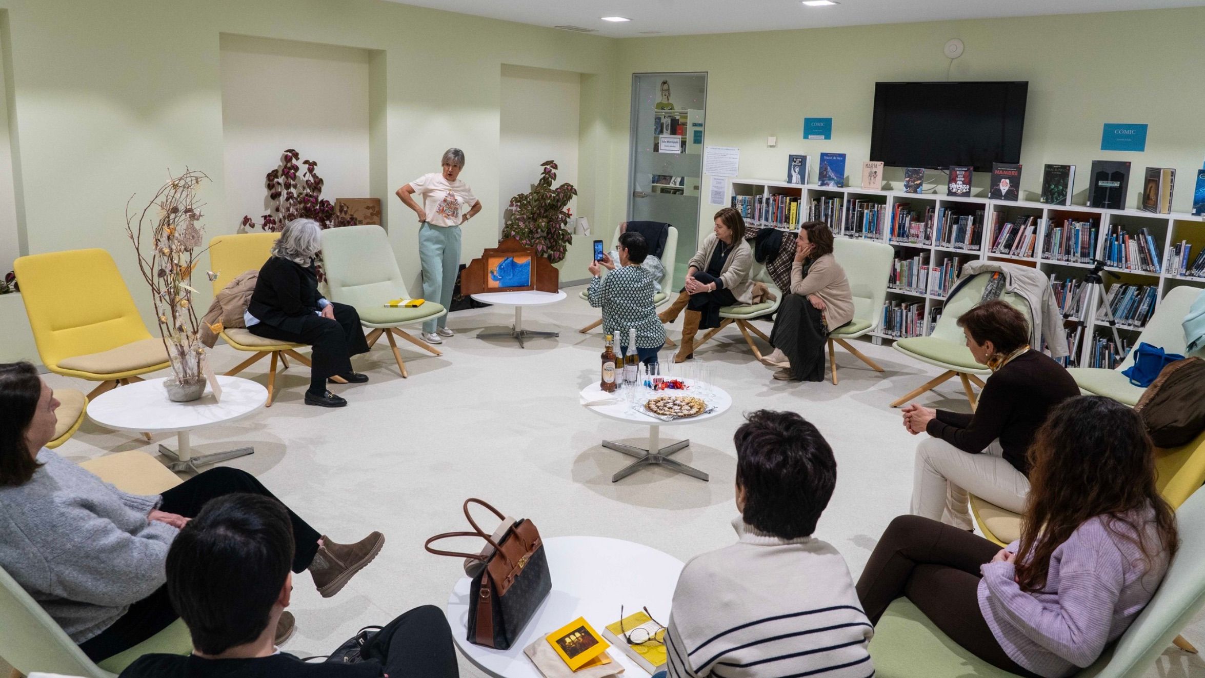 Reunión de un club de lectura en la Biblioteca Municipal La Vidriera (Maliaño, Cantabria)