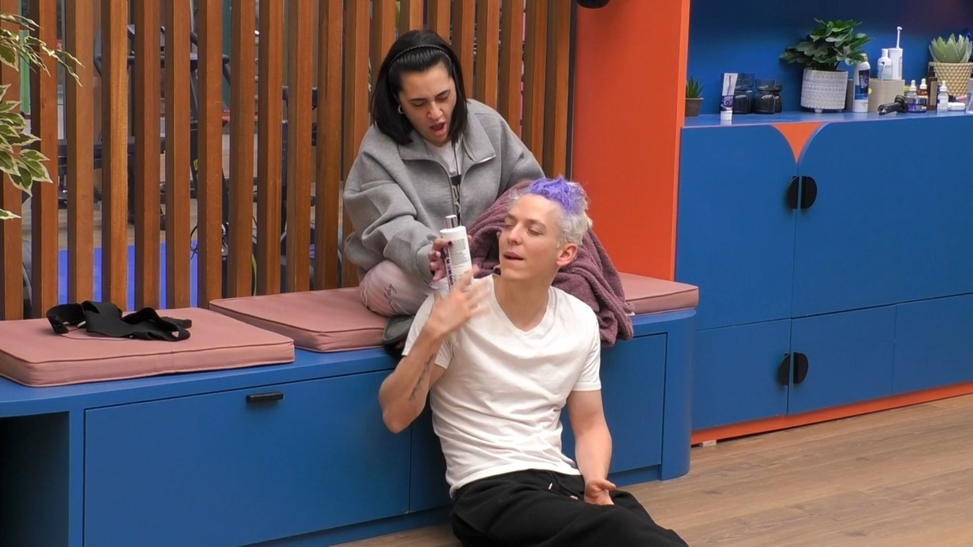 Rocío intenta aclarar más el pelo a Raúl