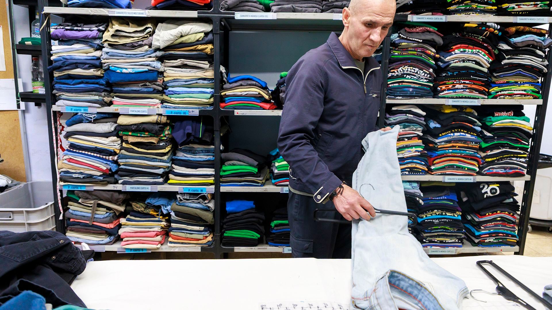 Stefan trabajando en la lavandería de la Fundación Arrels.