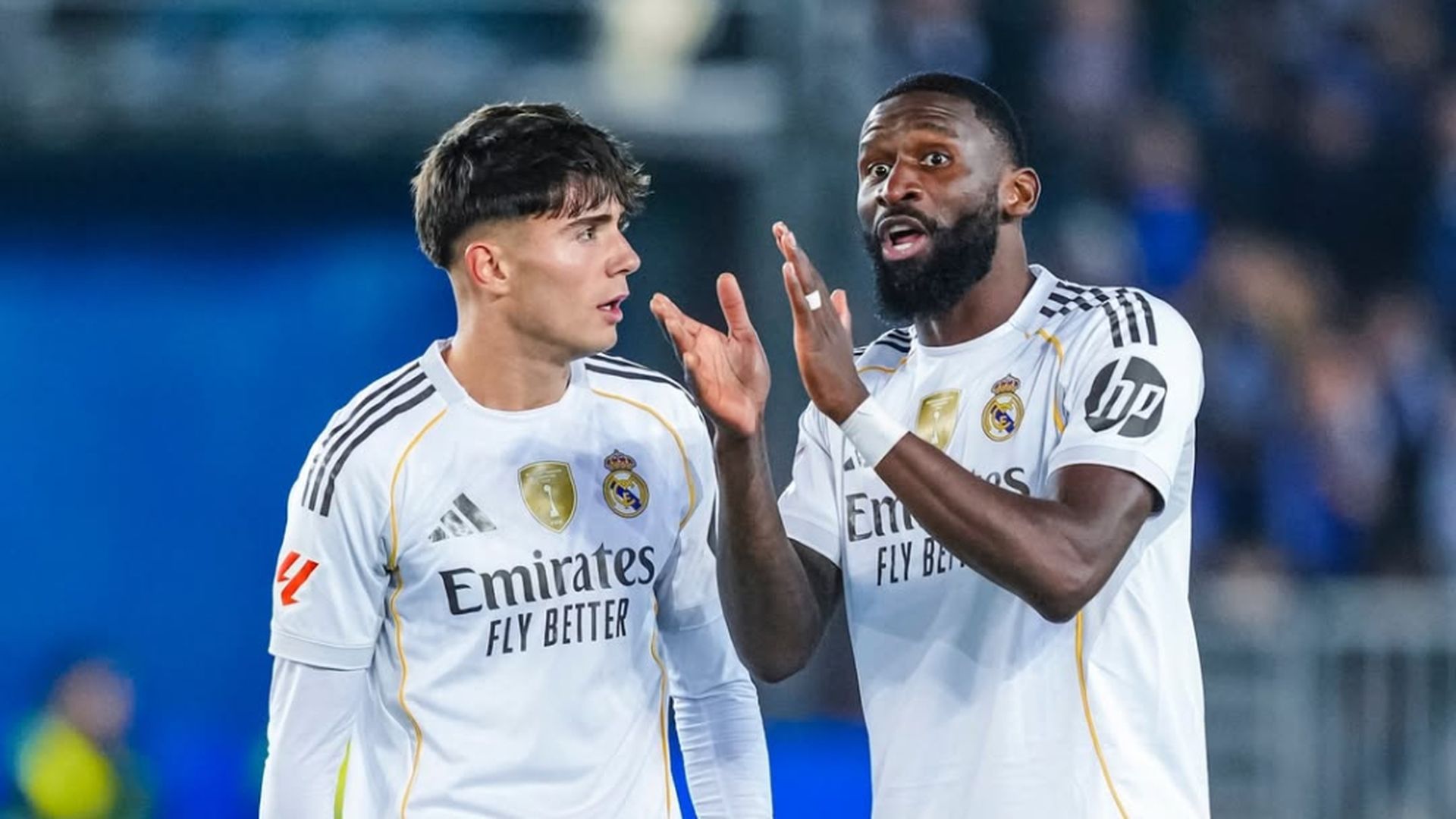 Víctor Valdepeñas, junto a Antonio Rüdiger en su debut ante el Alavés