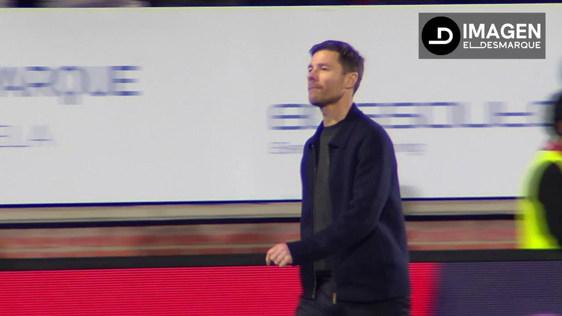 Xabi Alonso abandona solo el campo tras el partido ante el Talavera