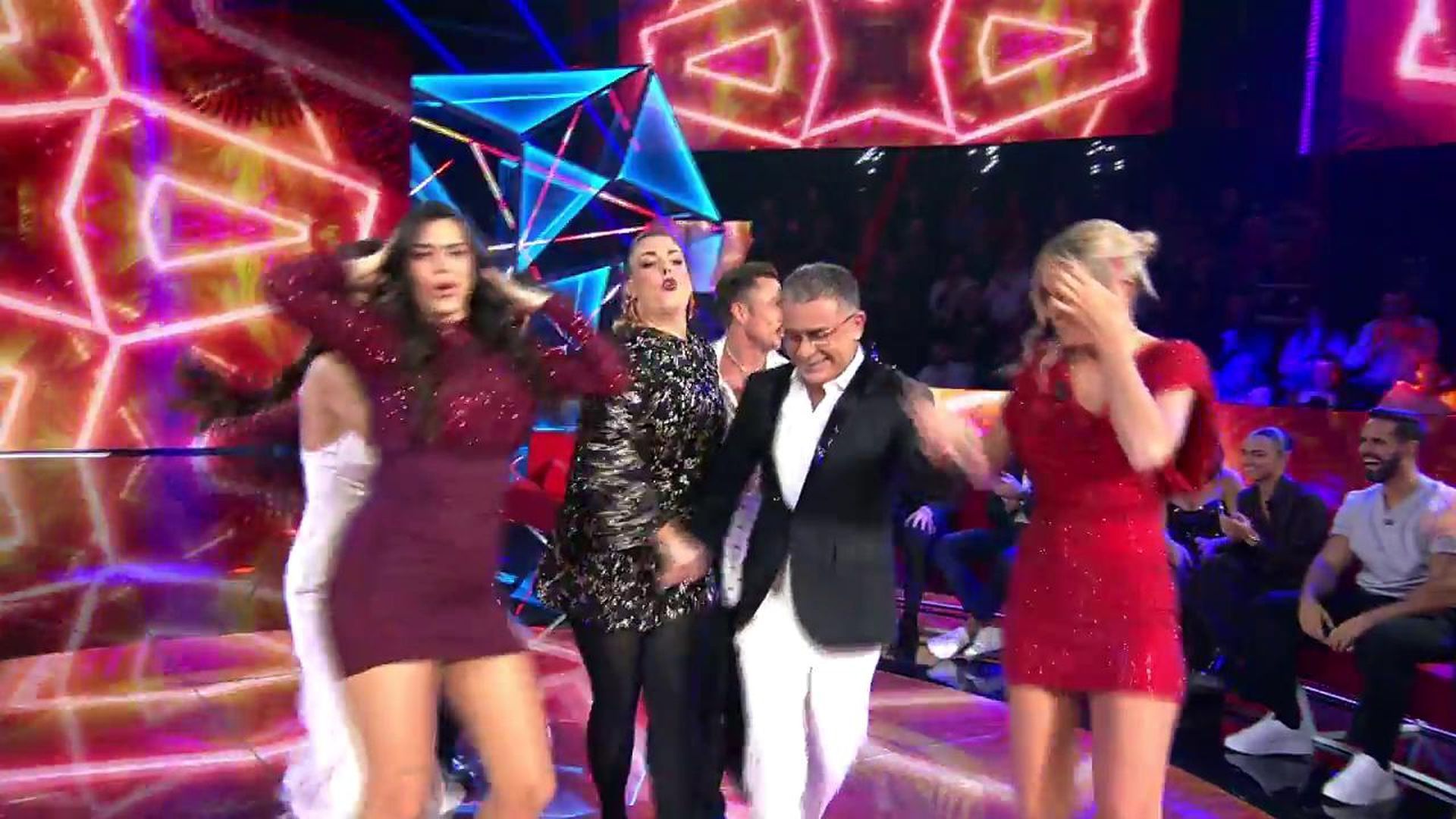Juan y algunos concursantes consiguen que Jorge Javier Vázquez salga al medio del plató en medio de su baile