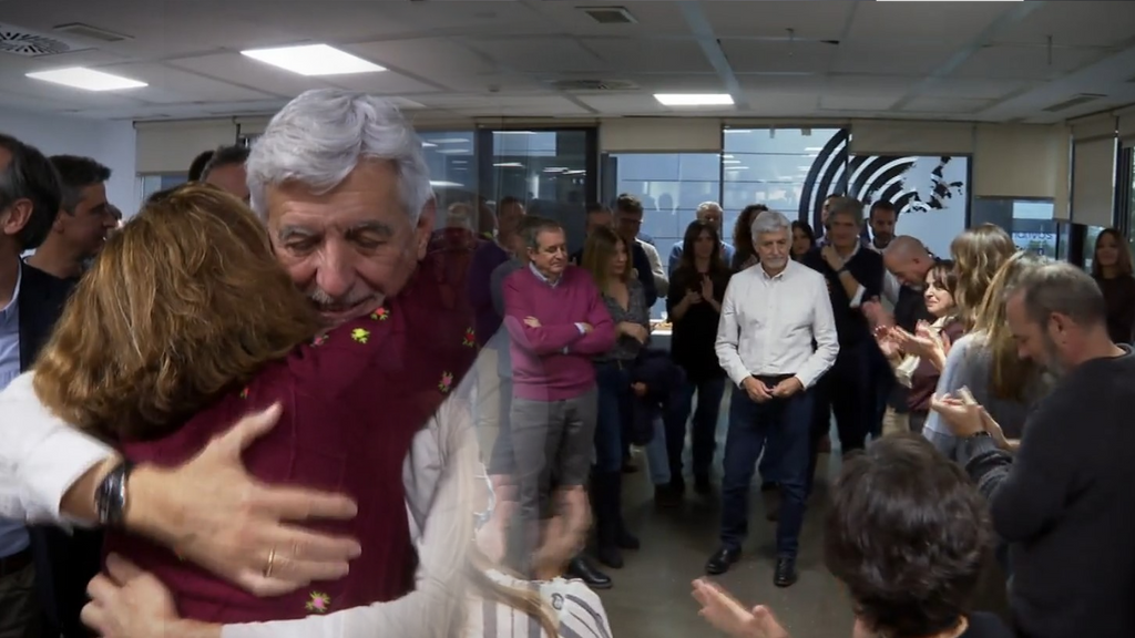 El homenaje de despedida de 'Informativos Telecinco' a nuestro Carlos de Paco: "Te deseamos una gran jubilación"