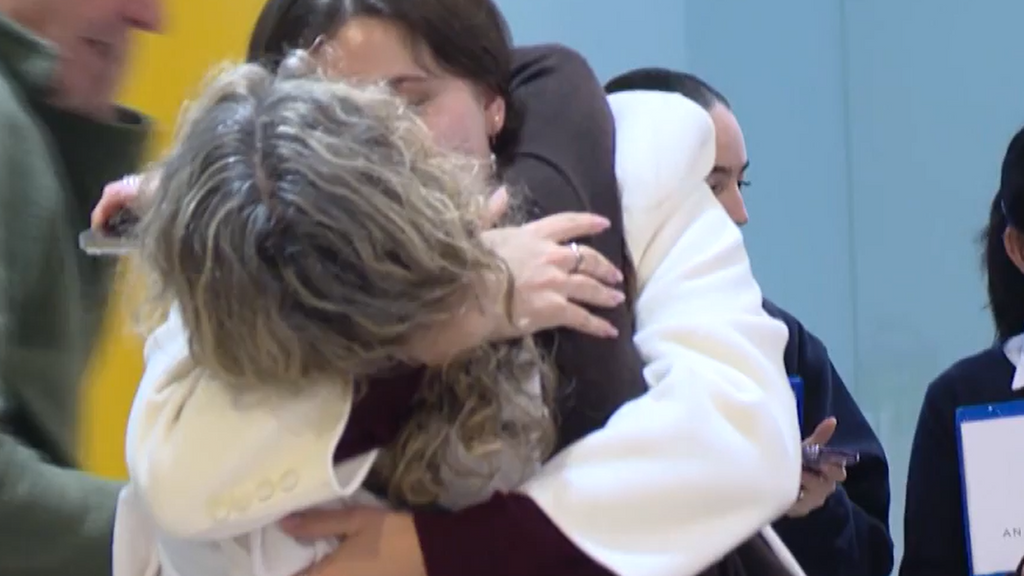 Vuelve a casa, vuelve: la Navidad arranca con reencuentros, abrazos y estaciones llenas de emoción