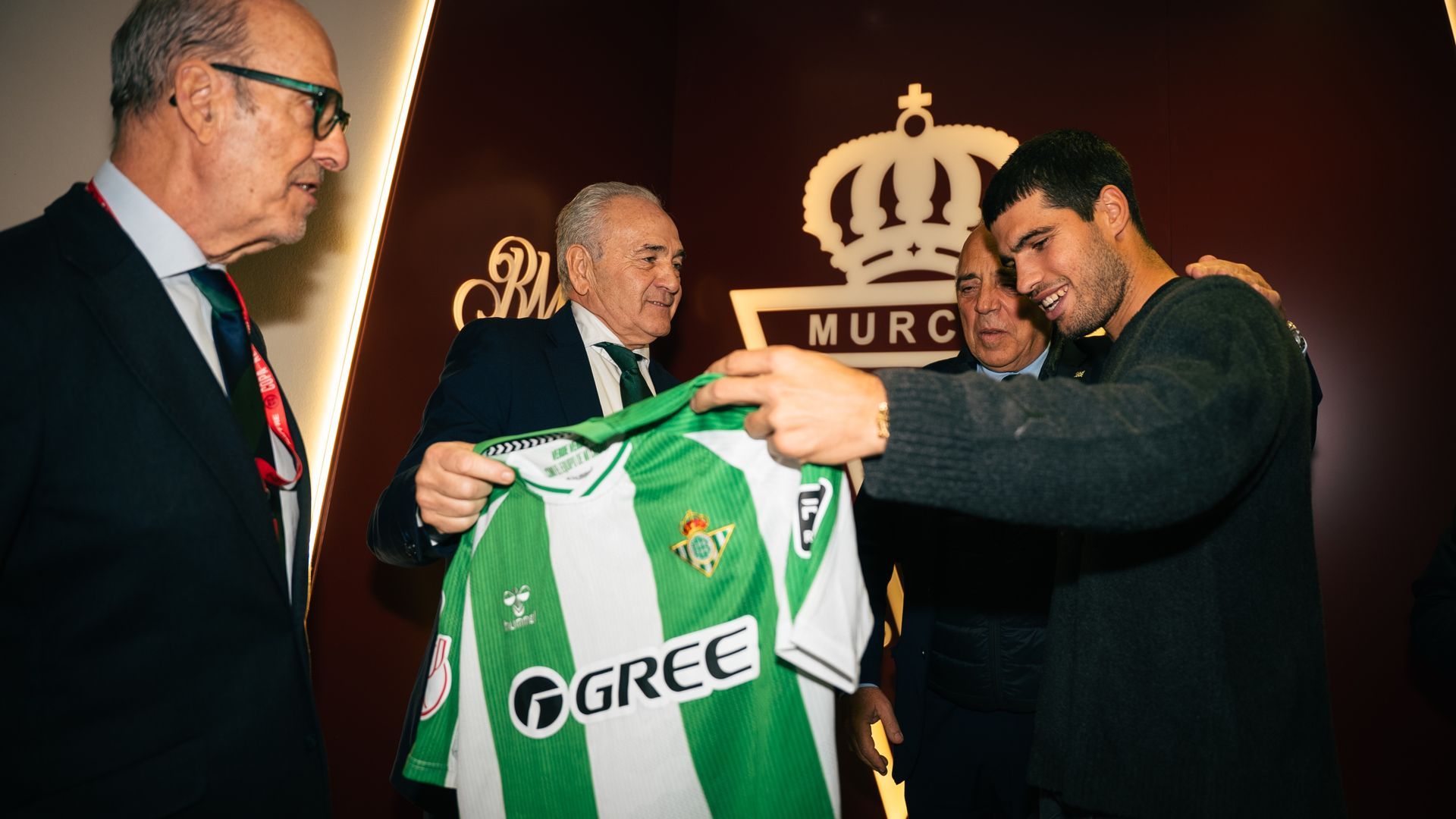 Carlos Alcaraz recibe una camiseta del Betis Carlos Alcaraz recibe una camiseta del Betis