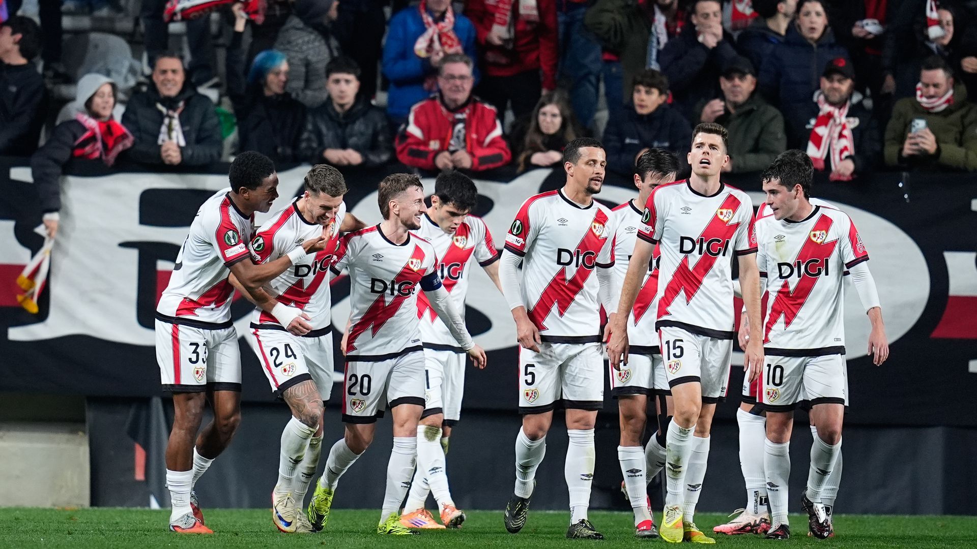 Celebración de un gol del Rayo en la Conference League