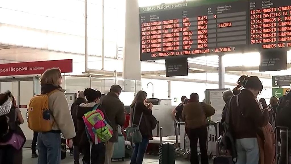 Crónica del primer día de la operación salida navideña: Renfe refuerza las plazas de trenes, los vuelos se duplican y amplían controles en carretera