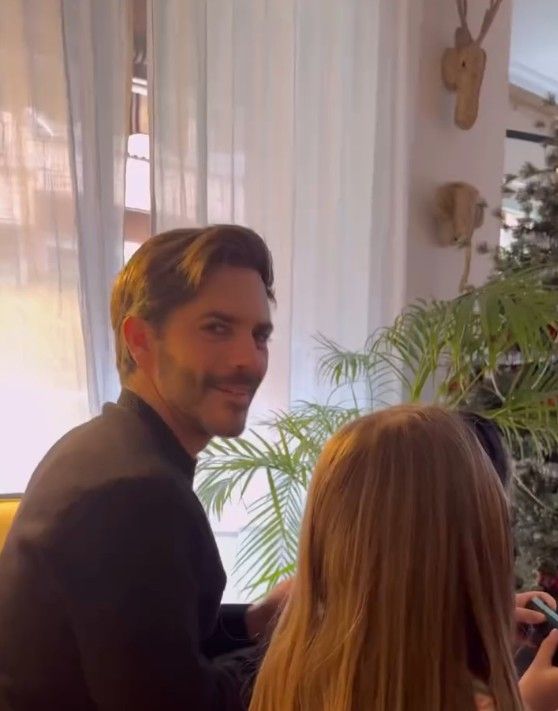 Detalle de las cortinas y los animales de mimbre en la pared del salón de Natalia Sánchez