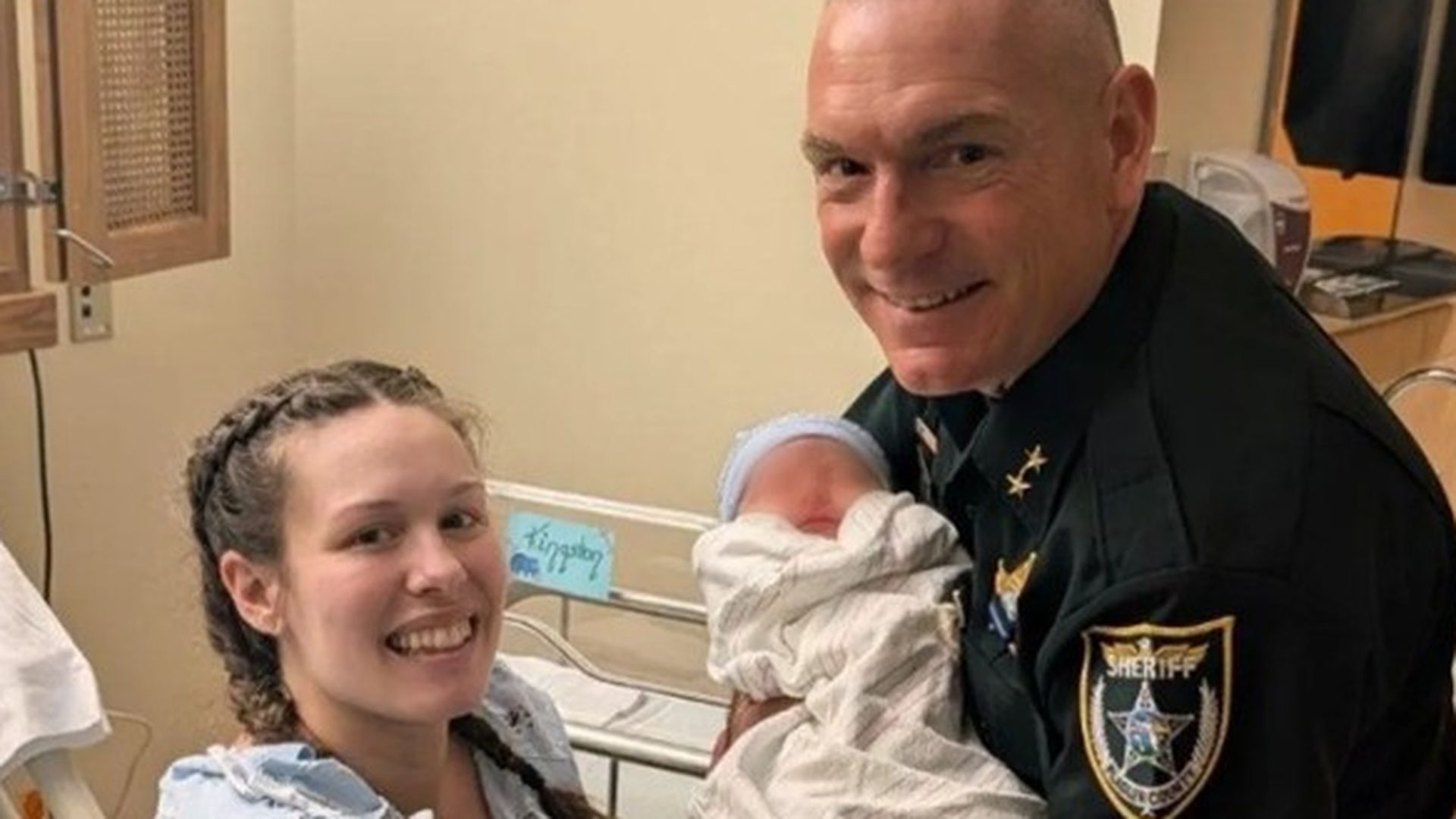 El emotivo gesto de unos policías con una presa embarazada