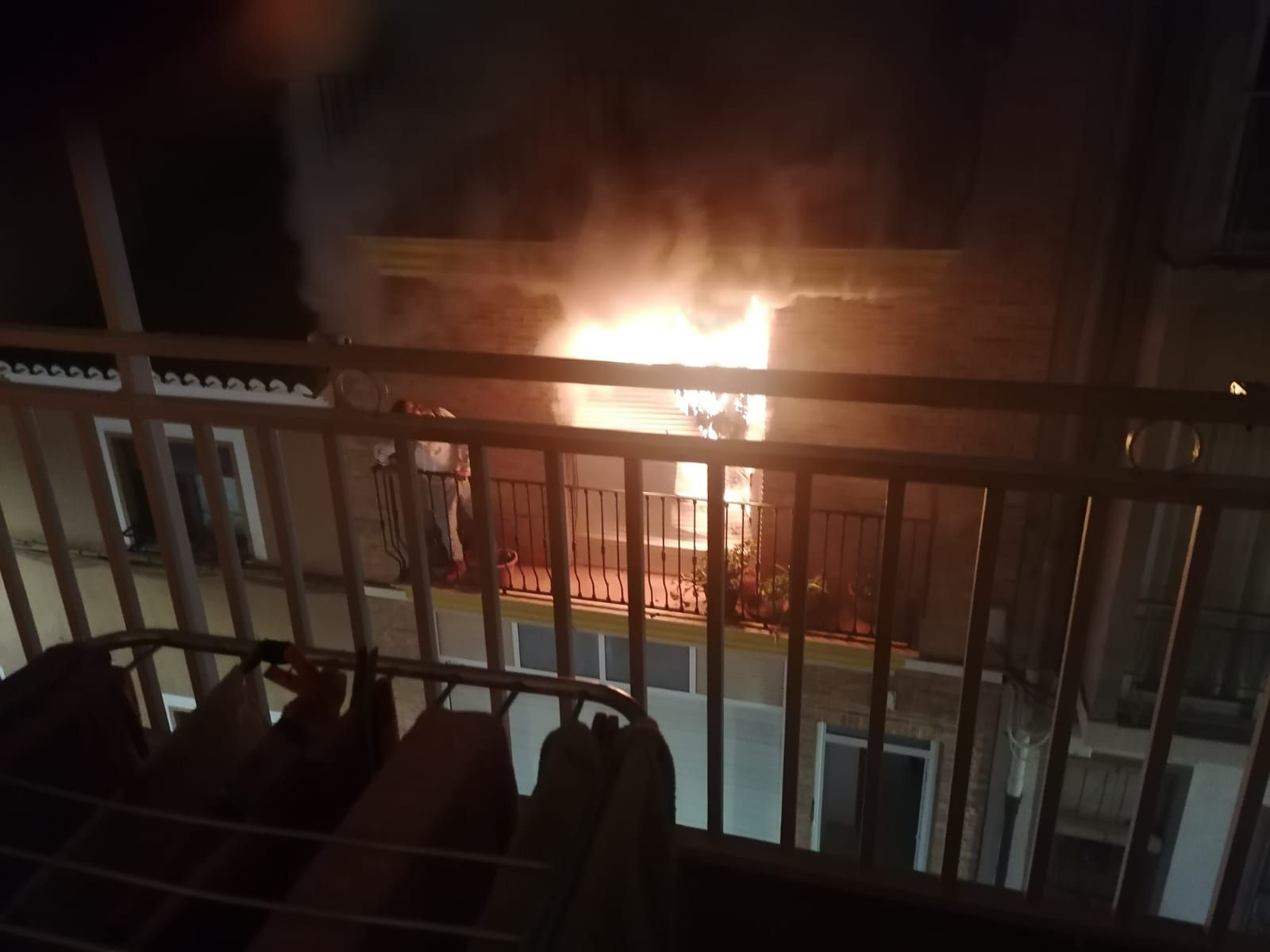 El hombre pidió auxilio desde el balcón con la casa en llamas