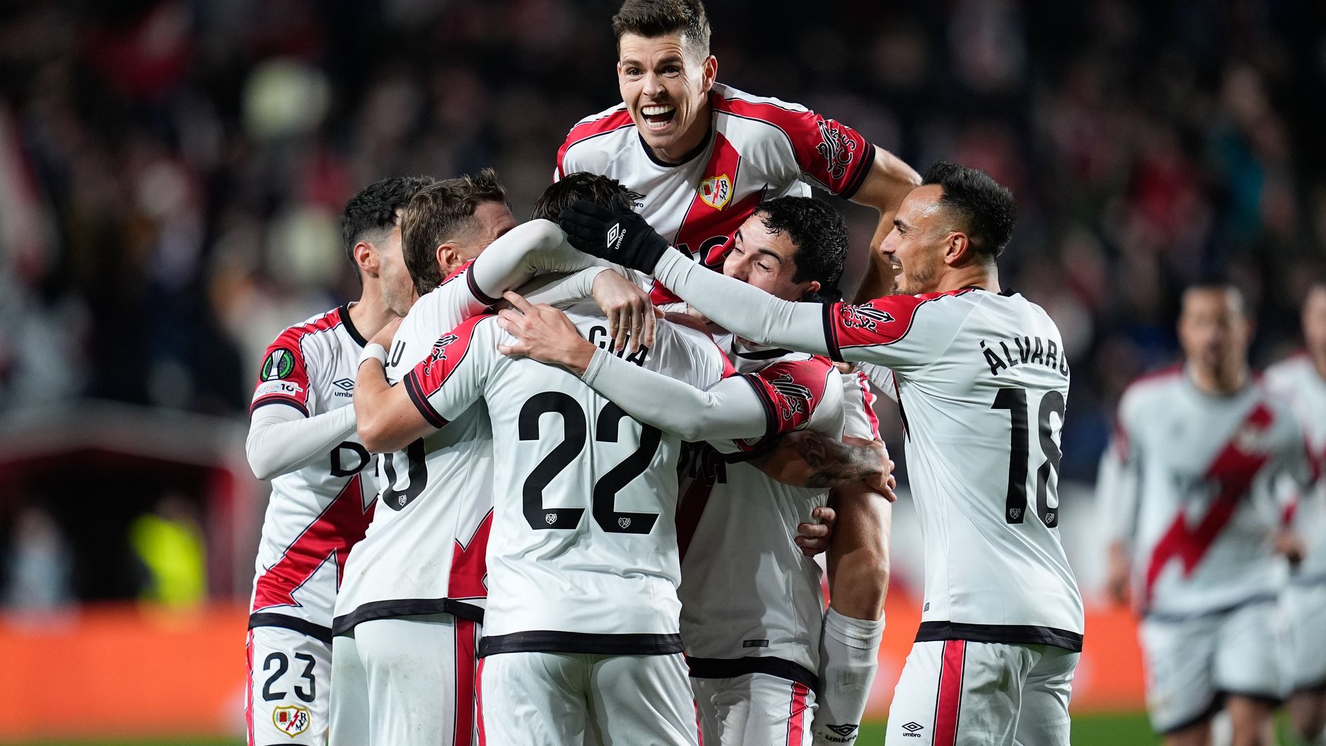 El Rayo Vallecano celebrando en la Conference League