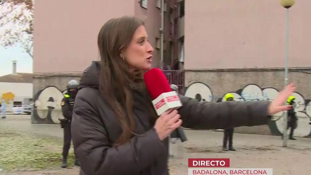 Tiran un limón a una reportera en pleno directo durante un desalojo en Badalona: "Hay agresividad contra nosotros"
