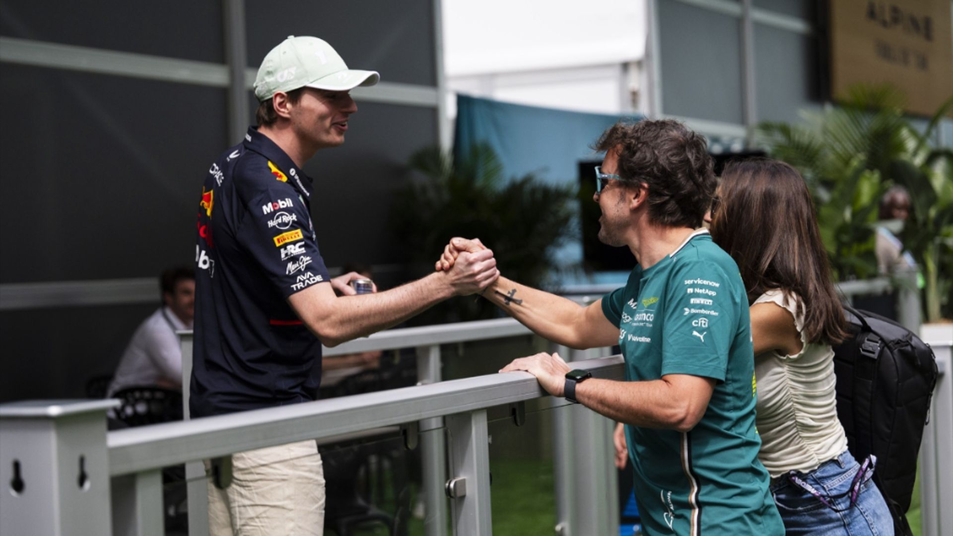 Fernando Alonso y Max Verstappen, en un GP de F1