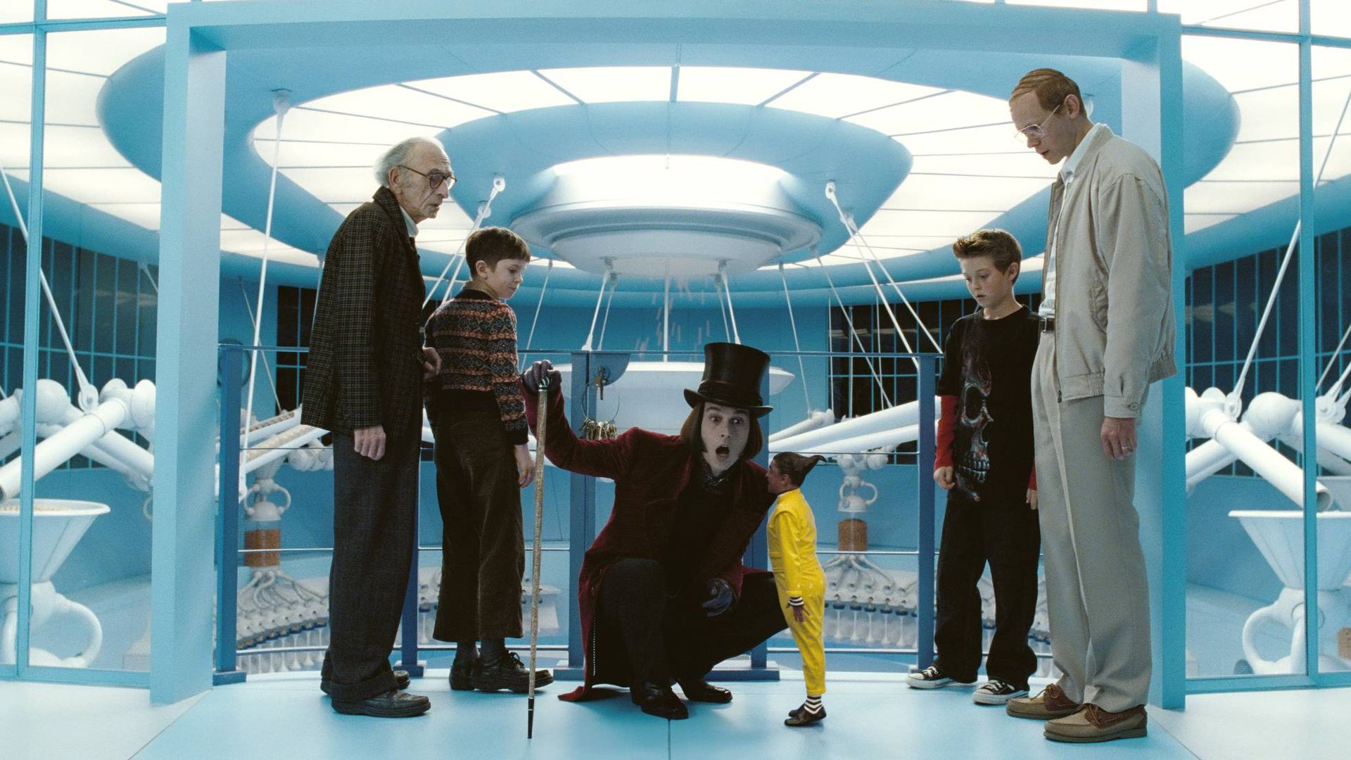 Fotograma de 'Charlie y la fábrica de chocolate' con Deep Roy, el actor que dio vida a los Oompa Loompas