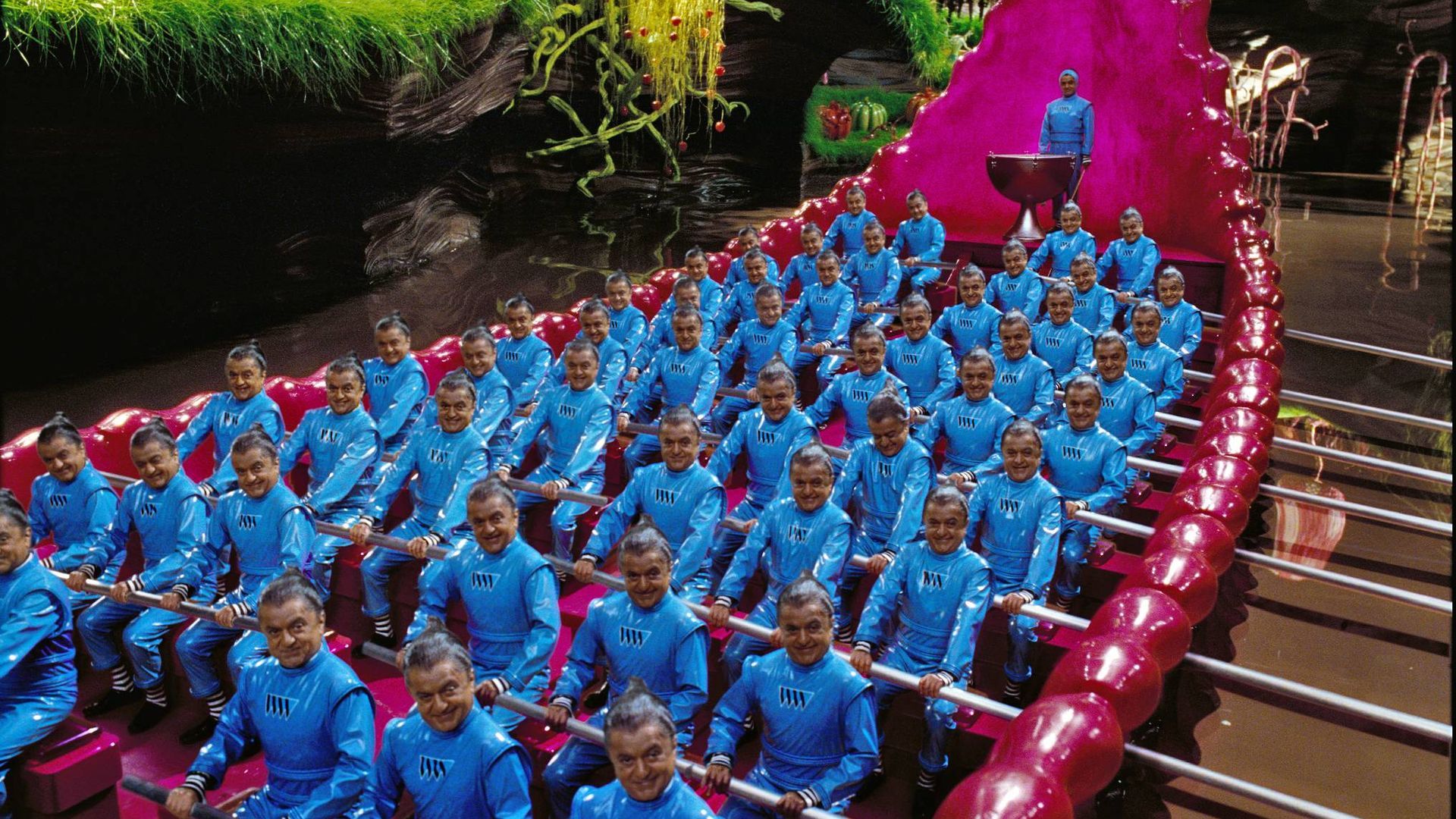 Fotograma de 'Charlie y la fábrica de chocolate' con Deep Roy, el actor que dio vida a los Oompa Loompas