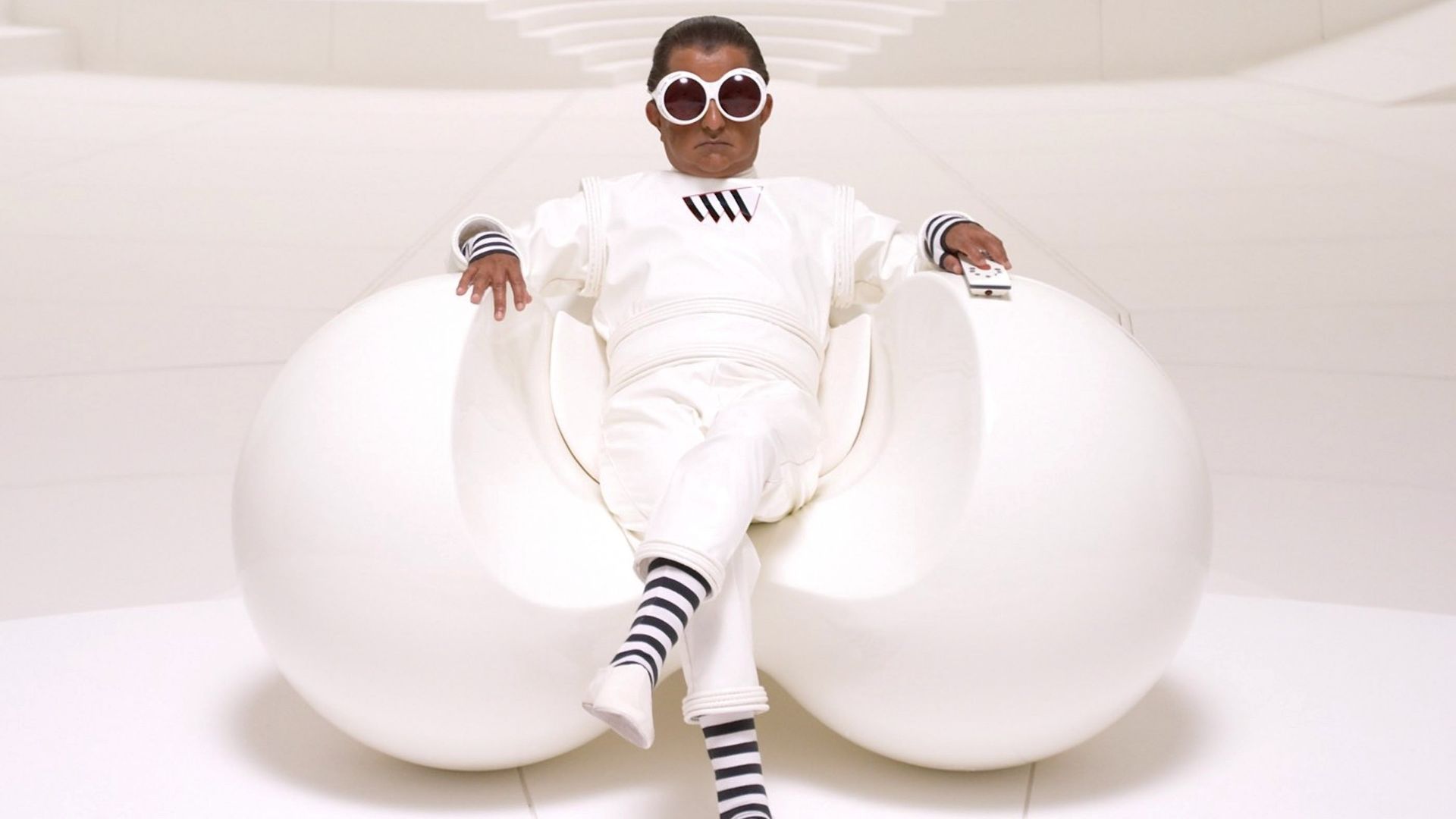 Fotograma de 'Charlie y la fábrica de chocolate' con Deep Roy, el actor que dio vida a los Oompa Loompas