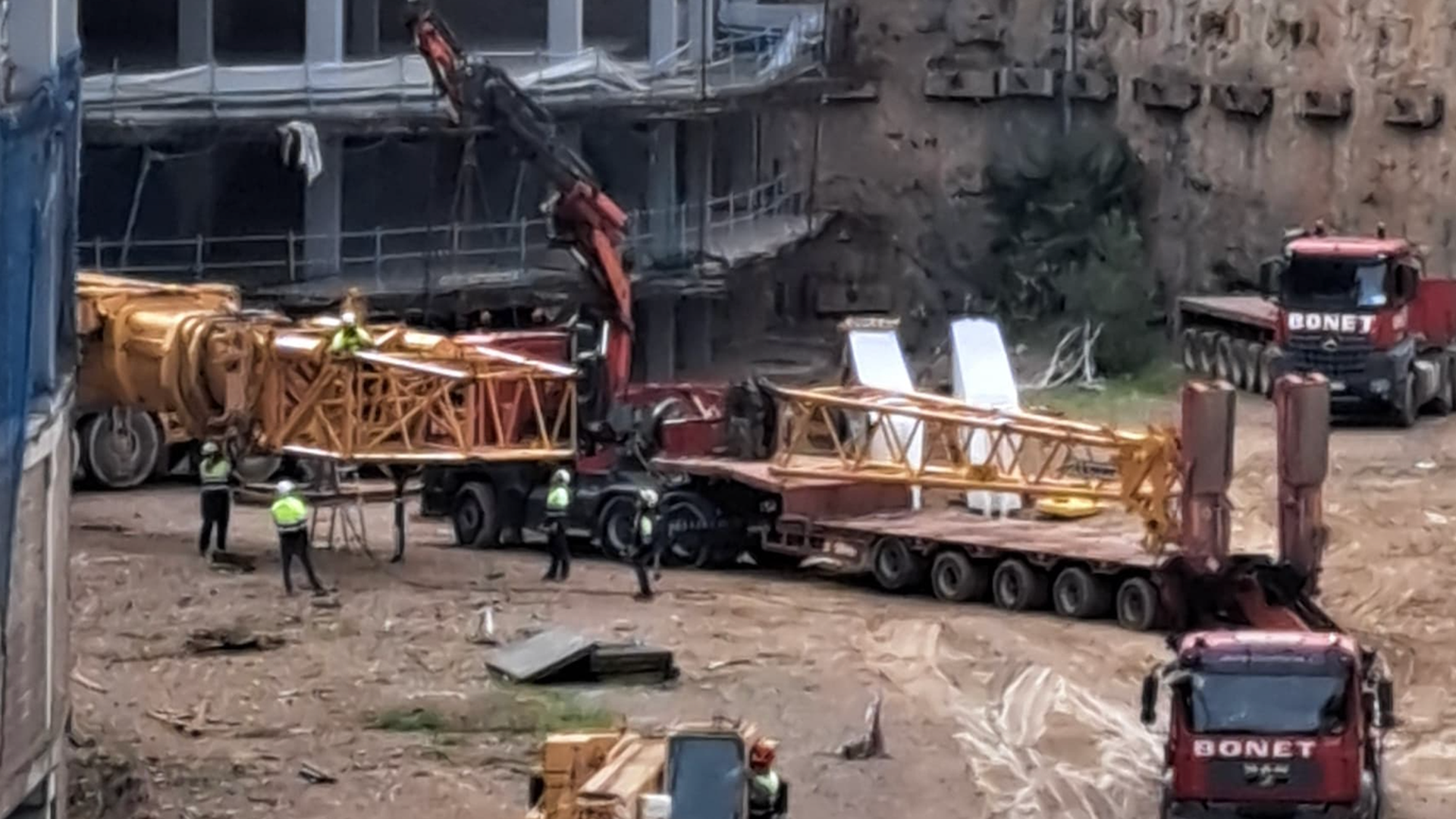 Grúas en el Nou Mestalla para montar la cubierta