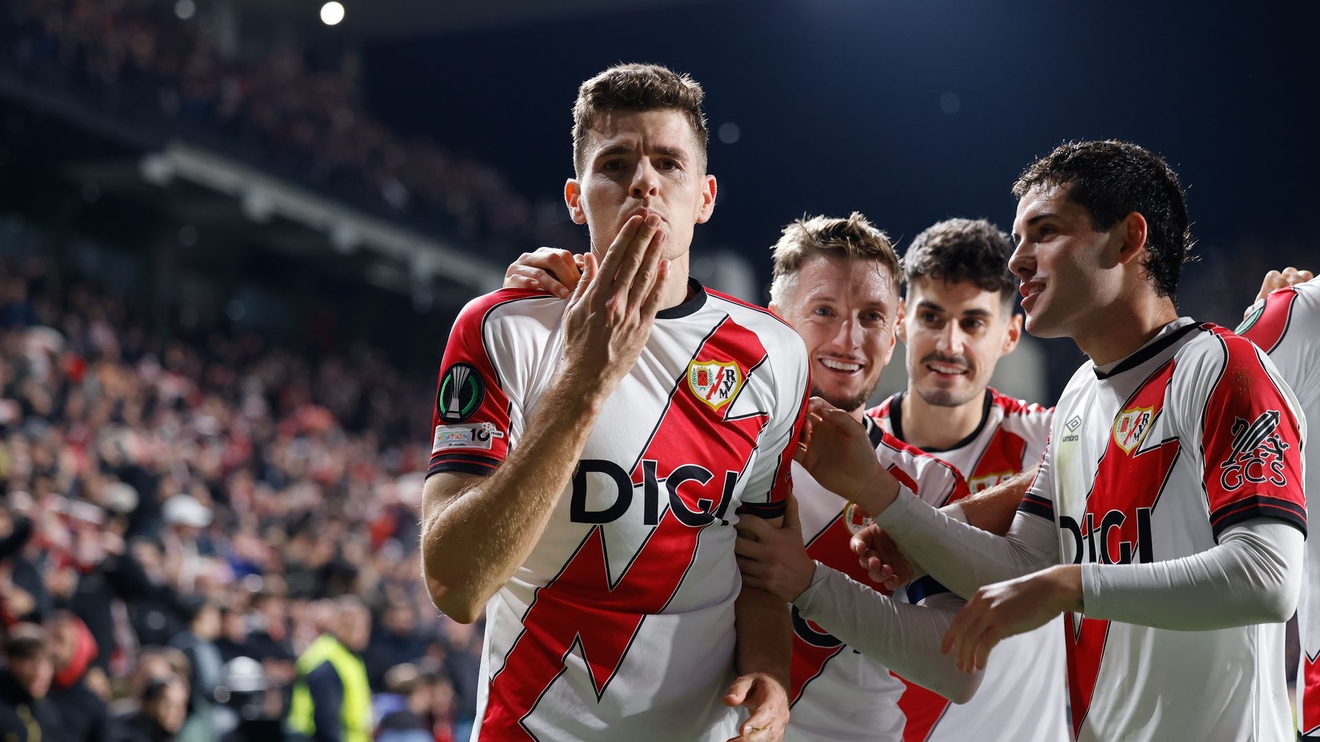 Gumbau celebra su gol en Vallecas