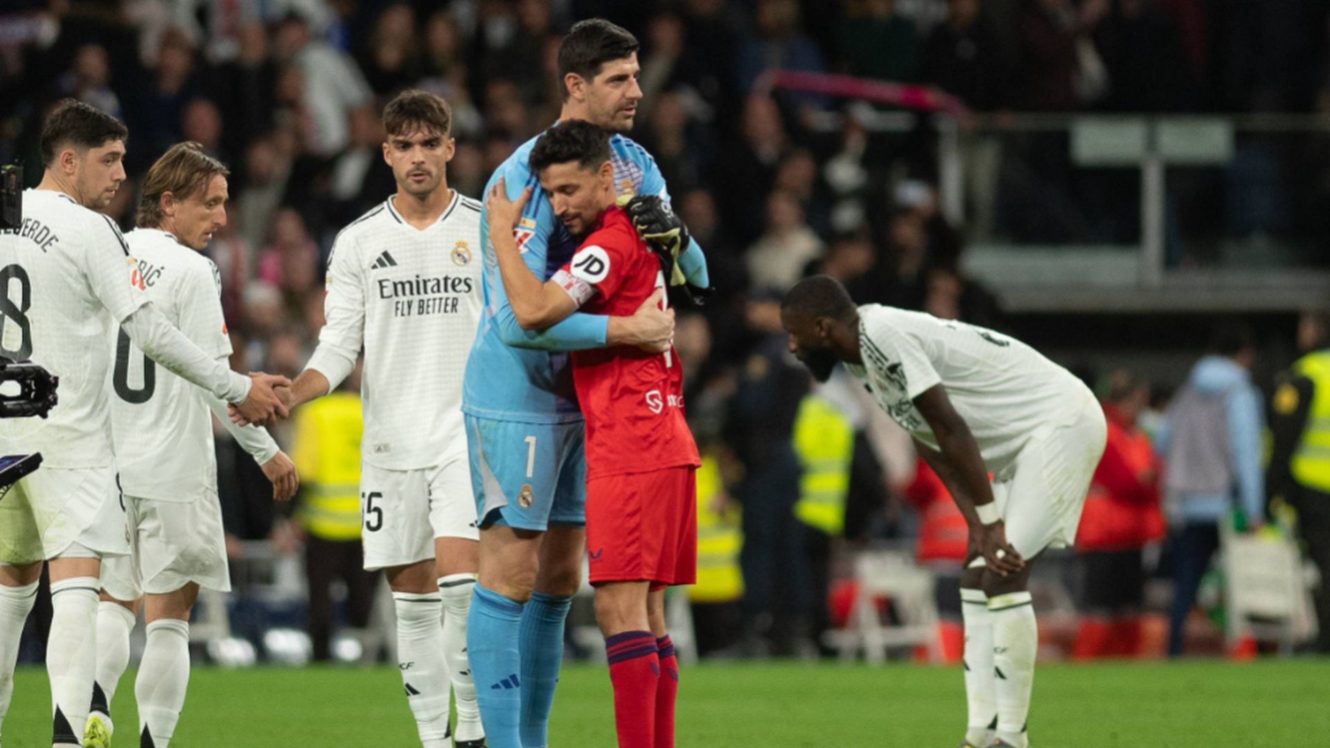 Jesús Navas recibe el cariño de los jugadores del Real Madrid