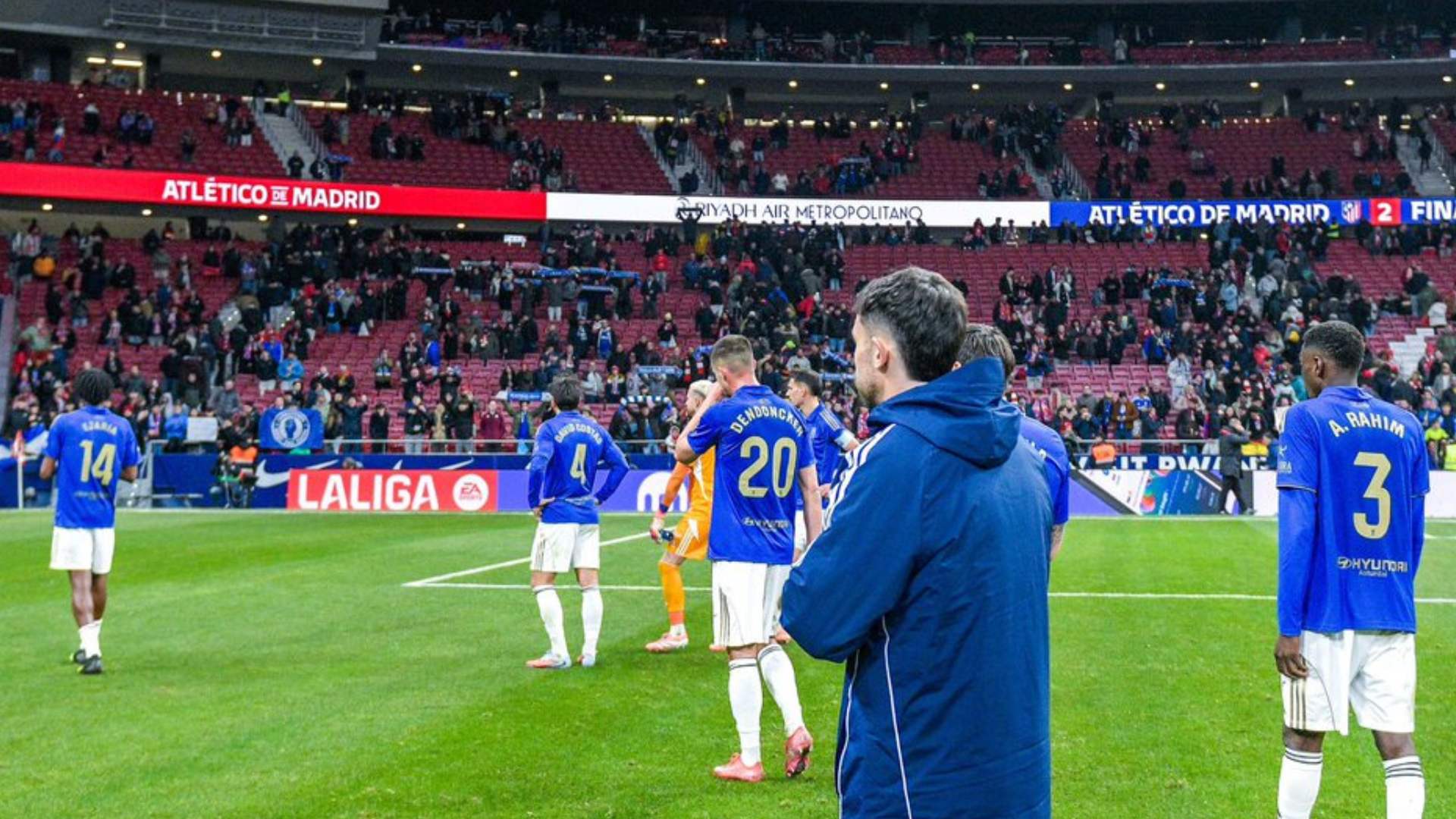 Jugadores del Oviedo tras perder en el Metropolitano