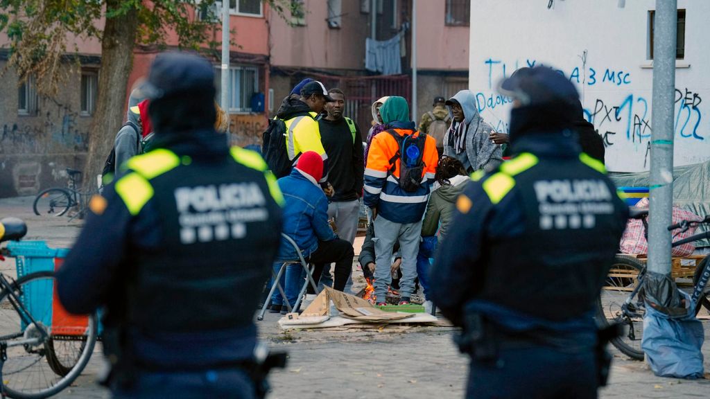 La presión policial obliga a los migrantes desalojados de un instituto de Badalona, Barcelona, a abandonar la acampada