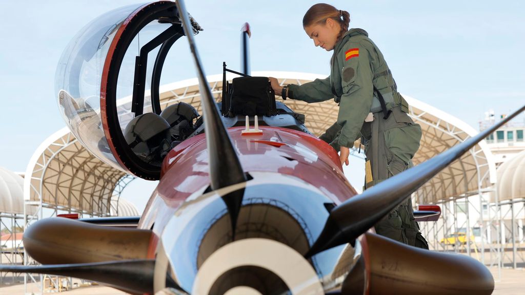 La princesa Leonor pilota por primera vez un avión en solitario en plena formación militar
