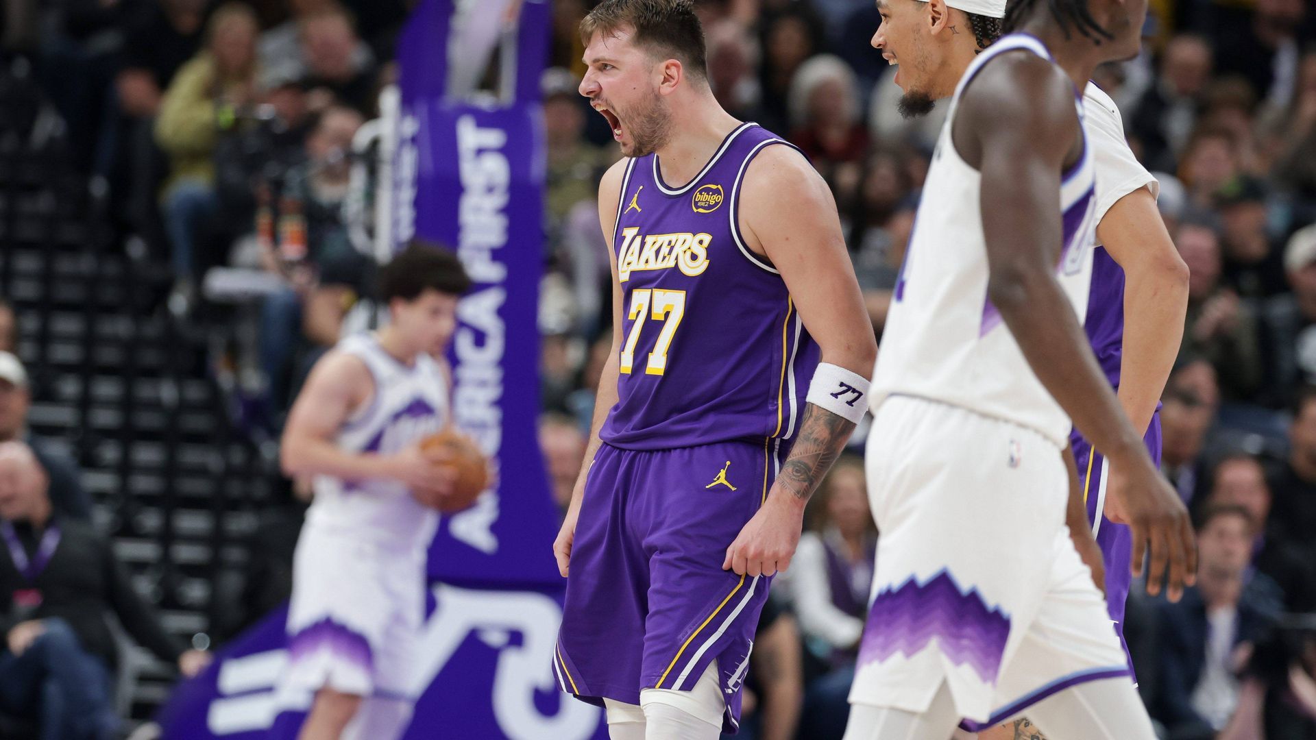 Luka Doncic jugando con Los Lakers contra Utah Jazz Luka Doncic jugando con Los Lakers contra Utah Jazz