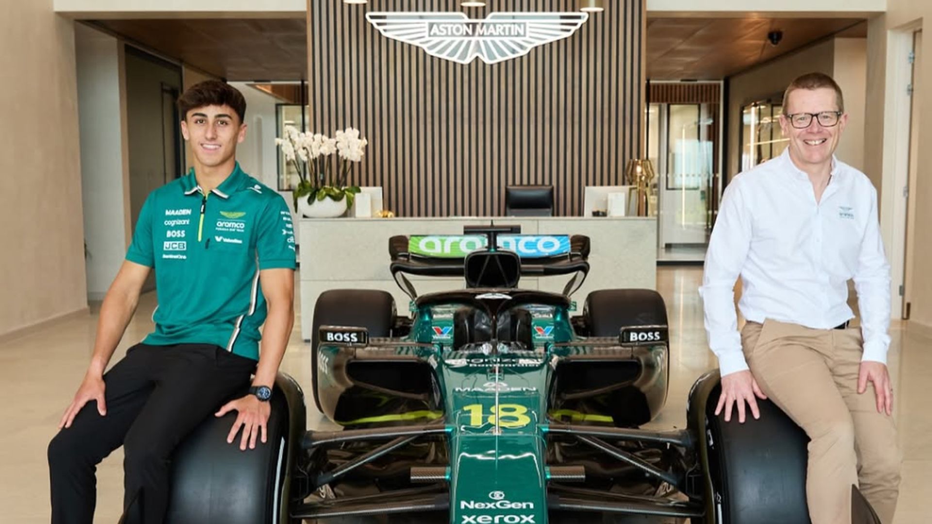 Mari Boya, en la fábrica de Aston Martin con Andy Cowell