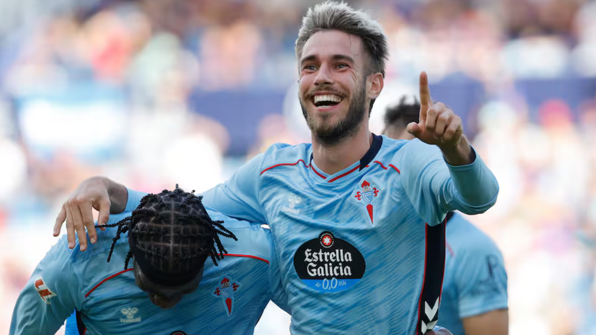 Óscar Mingueza celebra un gol con Moriba Óscar Mingueza celebra un gol con Moriba