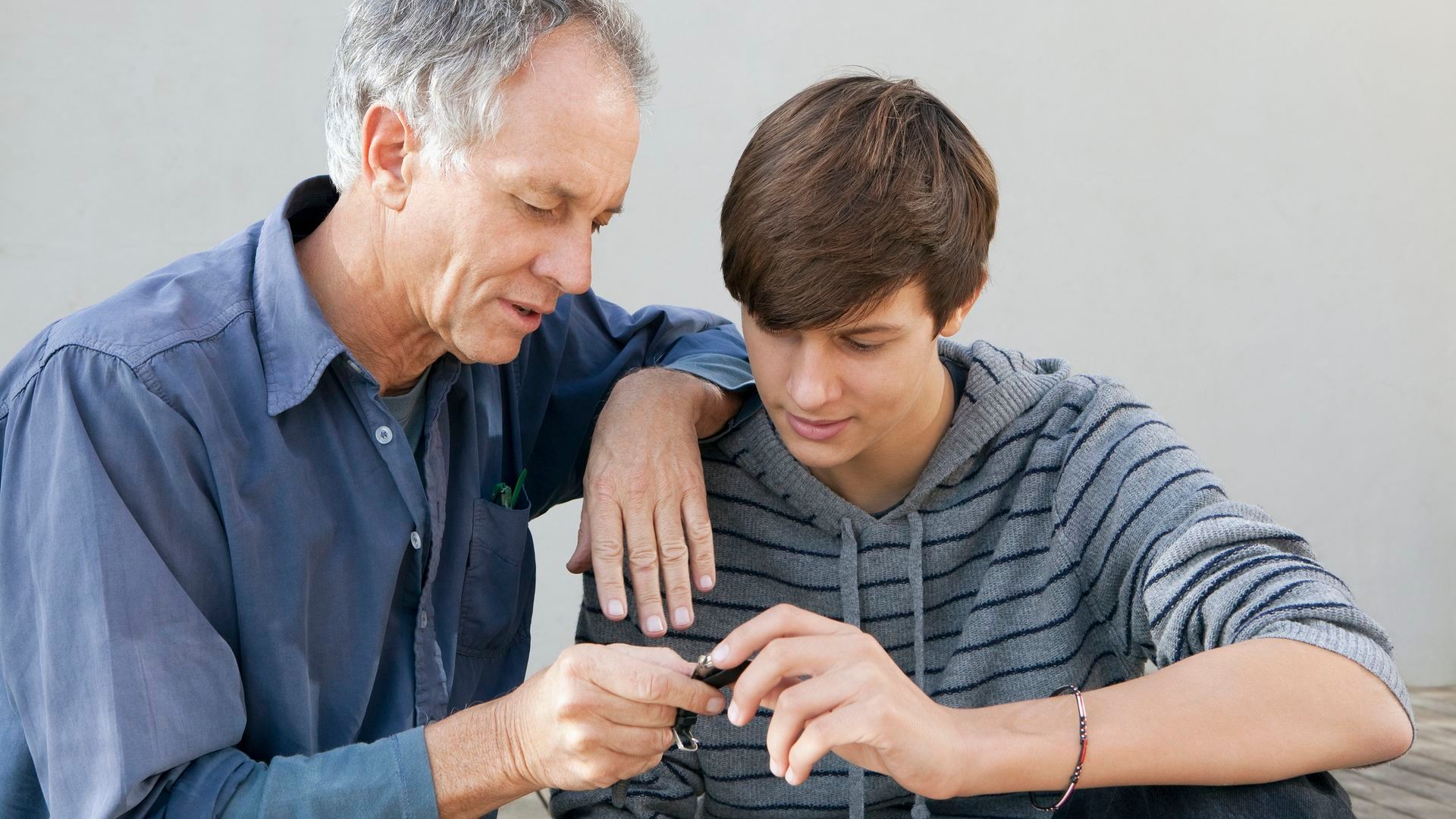 Padre e hijo adolescente Padre e hijo adolescente