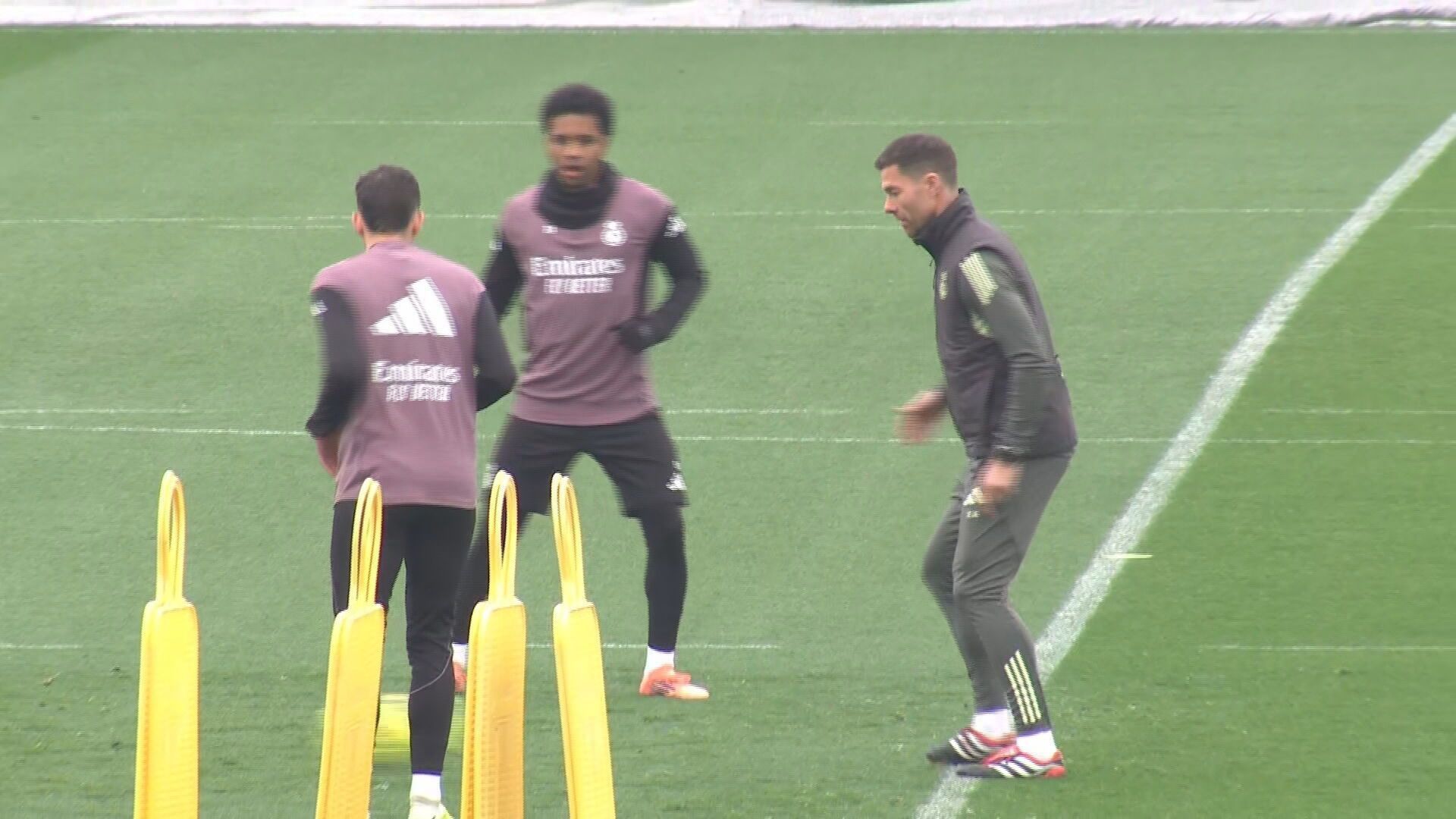 Xabi Alonso en un rondo con los jugadores del Real Madrid
