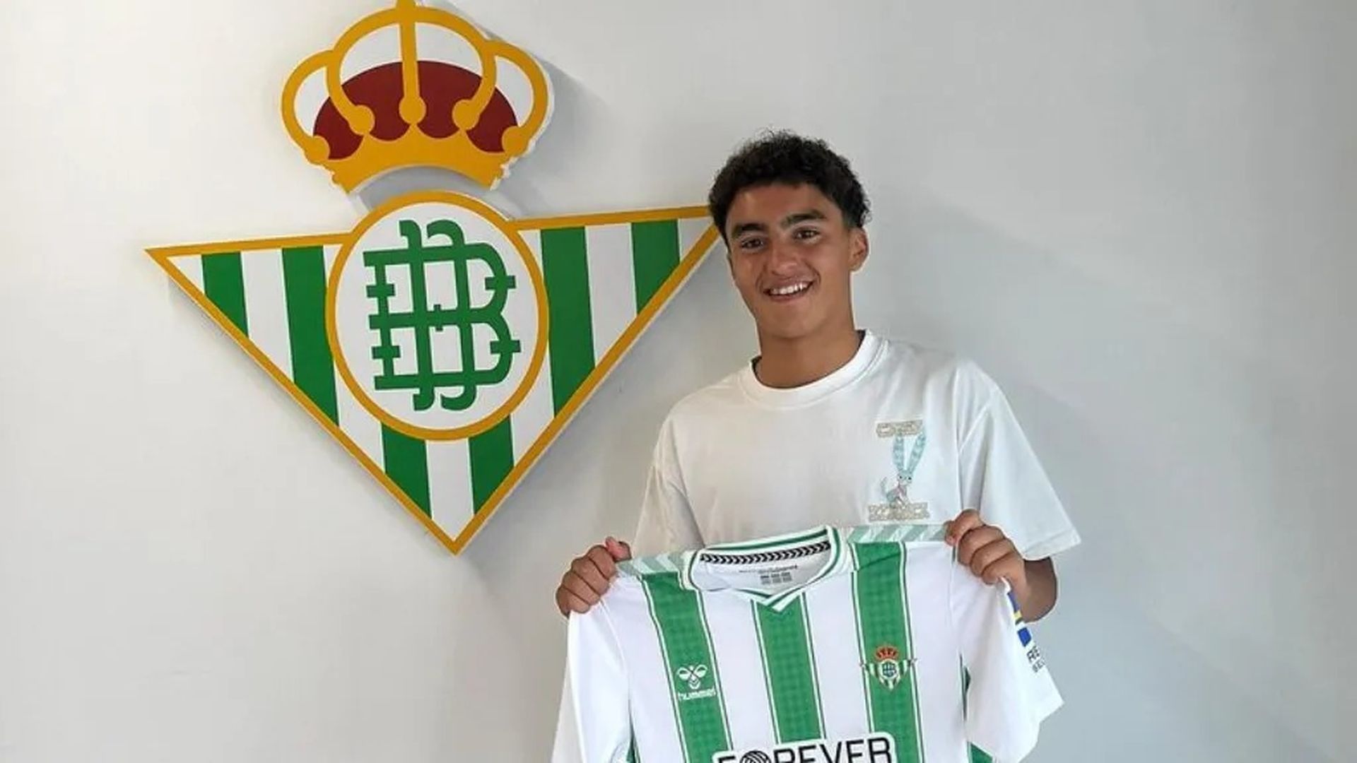 Ziyad Baha, cuando firmó por el Betis
