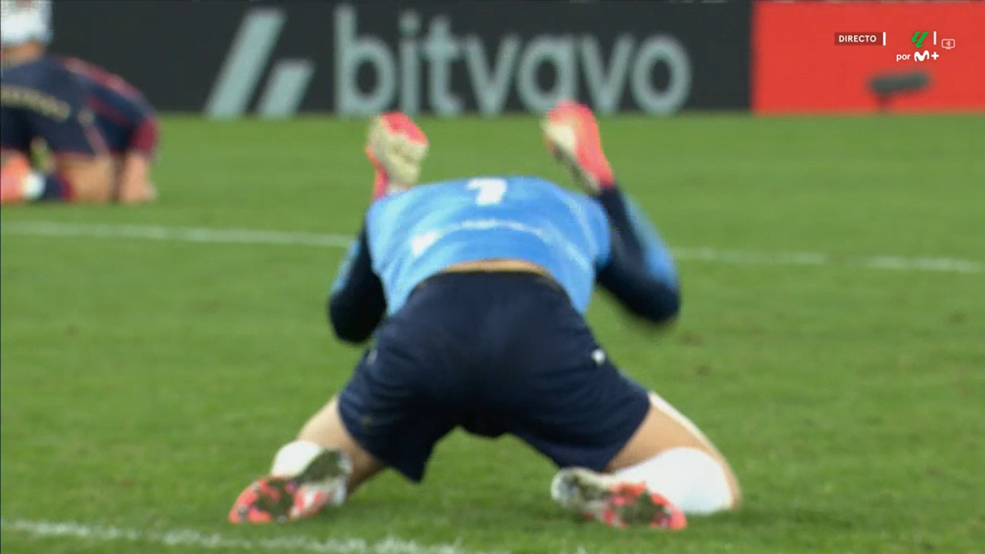 Álex Remiro, a puñetazos con el césped tras el Levante-Real Sociedad