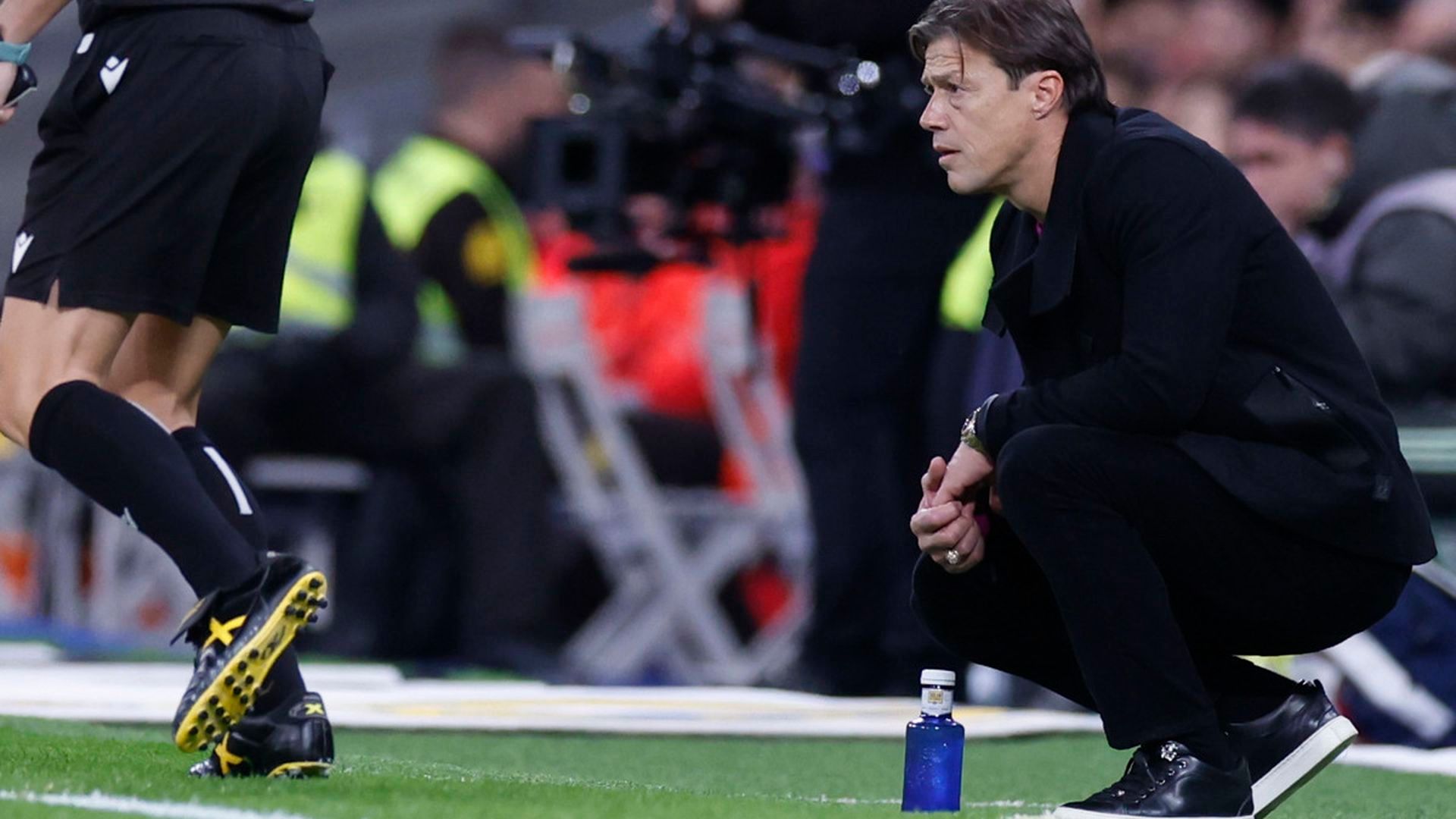 Almeyda, dirigiendo al Sevilla en el Santiago Bernabéu
