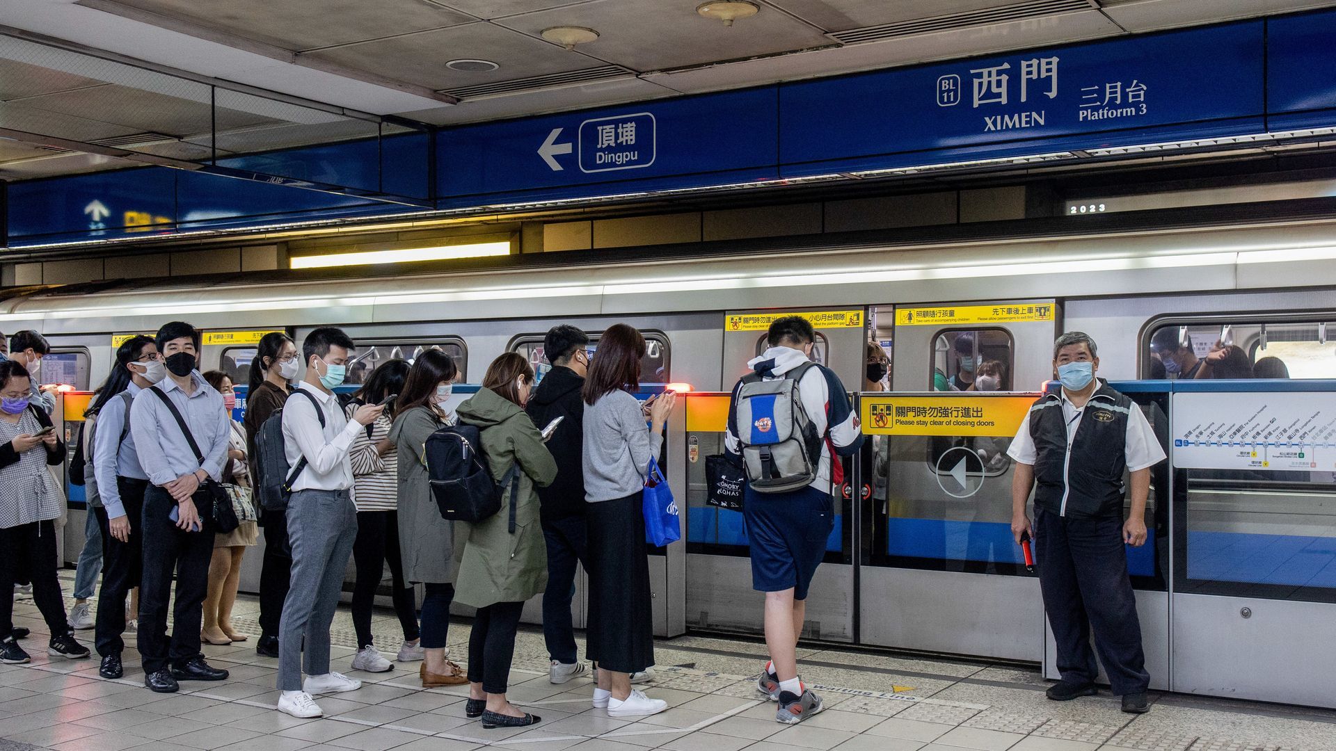 Aumentan a cuatro las víctimas mortales del ataque con arma blanca y bombas de humo en el metro de Taipéi Aumentan a cuatro las víctimas mortales del ataque con arma blanca y bombas de humo en el metro de Taipéi