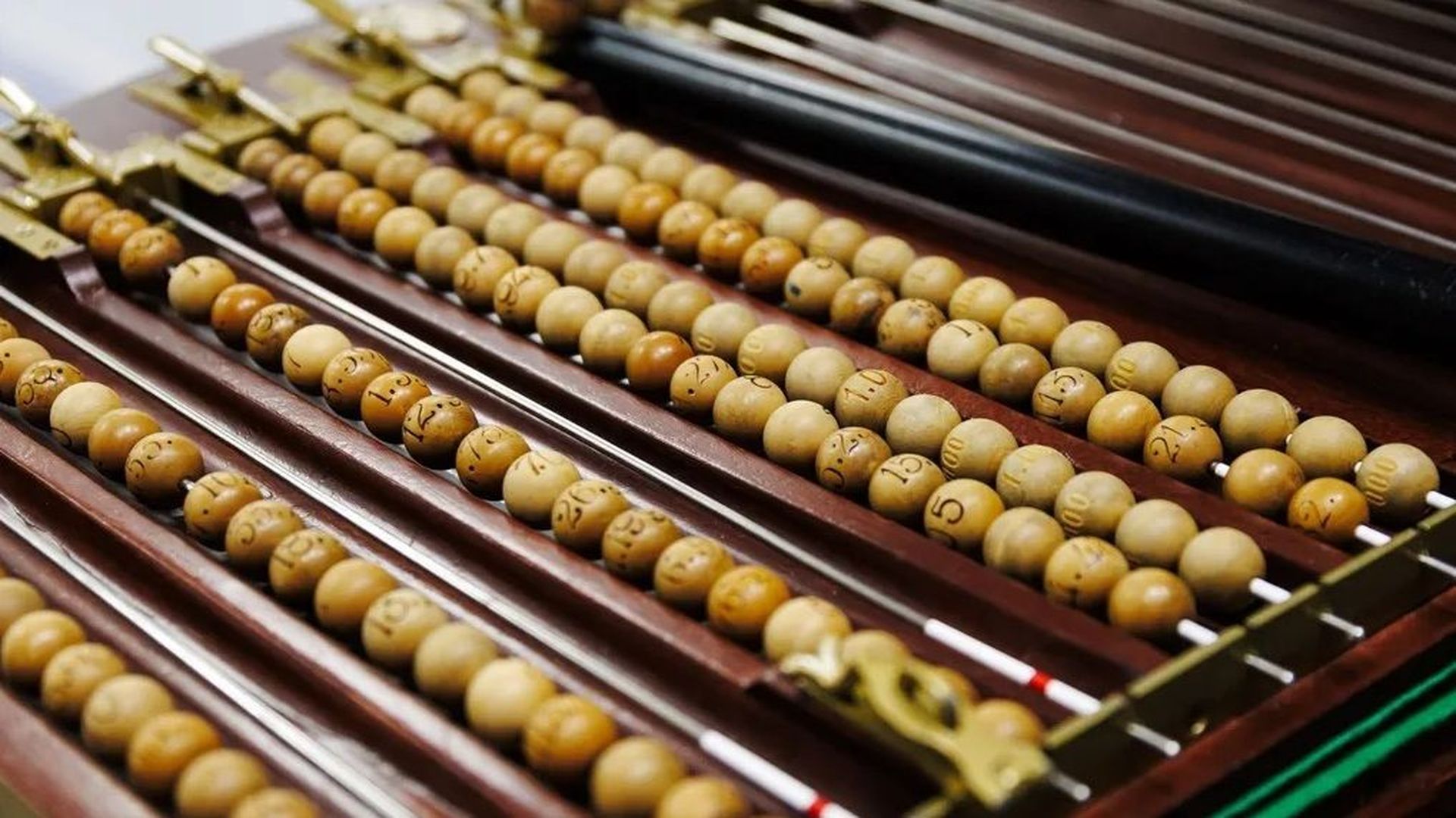 Bolas de loteria durante el ensayo del sorteo extraordinario de la loteria de navidad Bolas de loteria durante el ensayo del sorteo extraordinario de la loteria de navidad