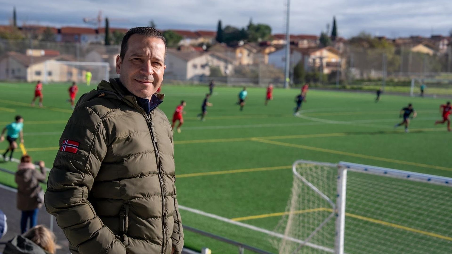 El candidato de Vox a la Presidencia de la Junta de Extremadura, Óscar Fernández calle, pasa la jornada de reflexión en un partido de fútol infantil