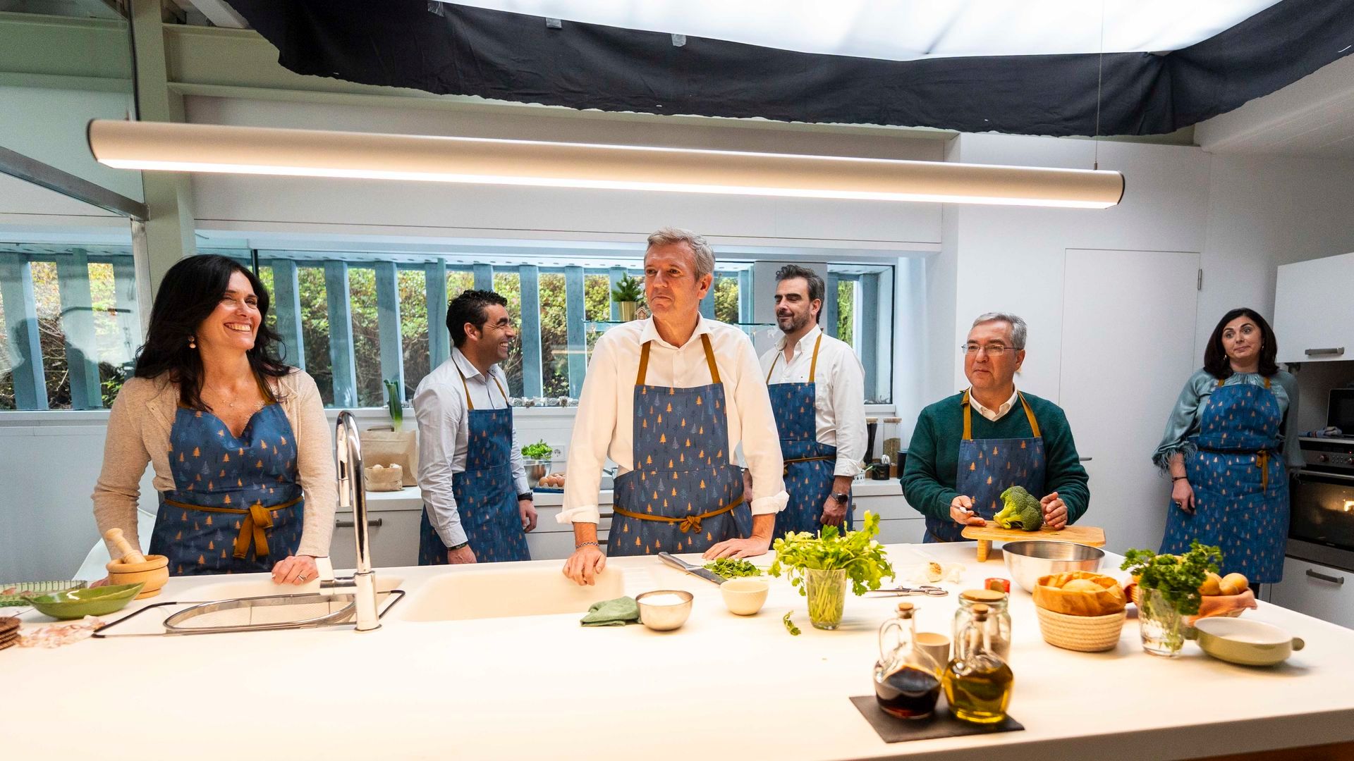 El presidente del PPdeG, Alfonso Rueda, durante la grabación de su felicitación de Navidad El presidente del PPdeG, Alfonso Rueda, durante la grabación de su felicitación de Navidad