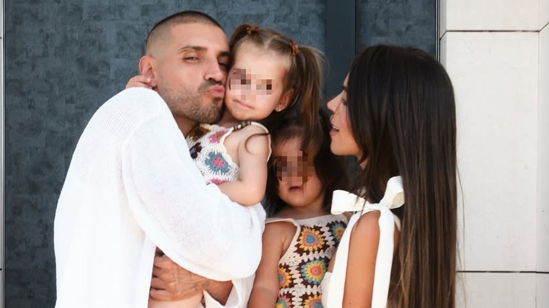 Fabio y Violeta con sus hijas