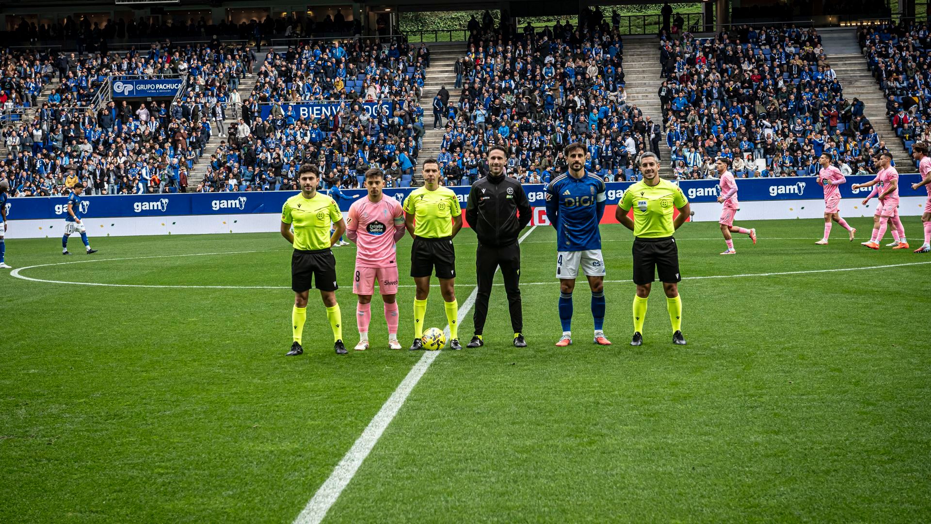 Fran Beltrán y David Costas posan con el trío arbitral