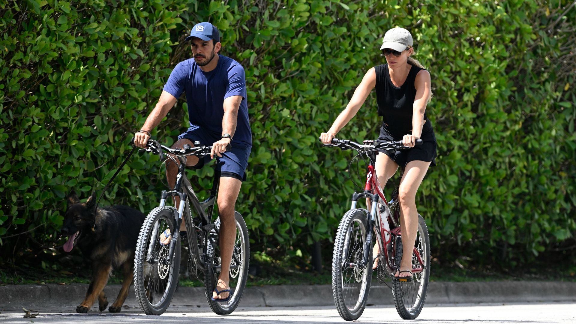 Gisele Bündchen y Joaquim Valente montando en bicicleta en Miami este verano