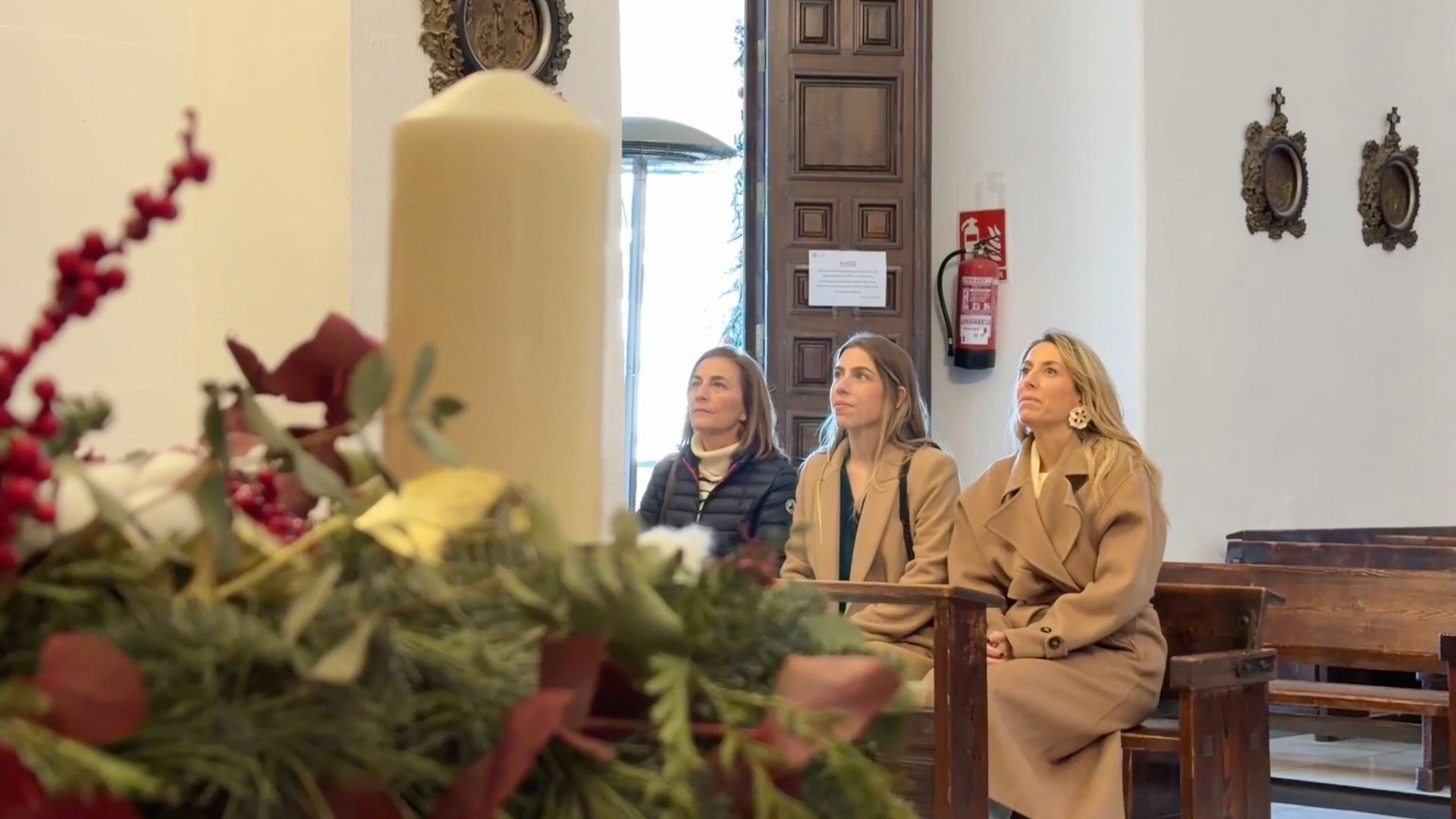 La presidenta de la Junta de Extremadura y candidata a la reelección por el PP, María Guardiola, realiza una ofrenda floral a la Virgen de la Montaña, junto a su familia, en Cáceres